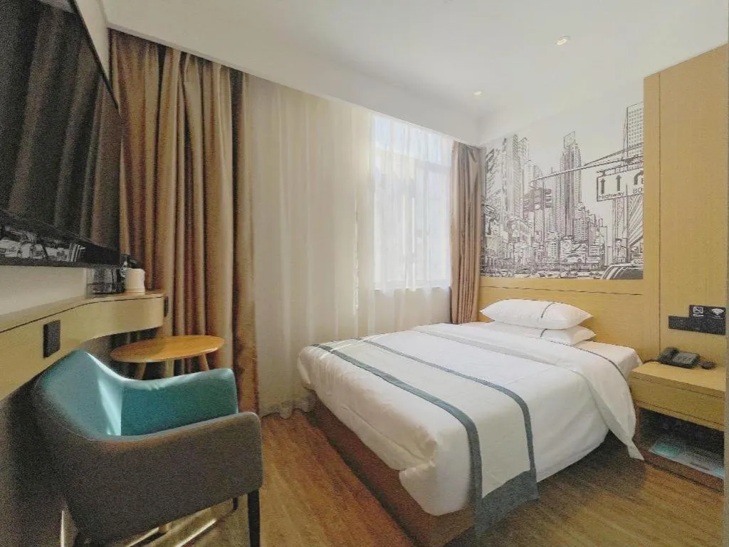 Bed in City Comfort Inn Wuhan Yangtze River Bridge Yellow Crane Tower