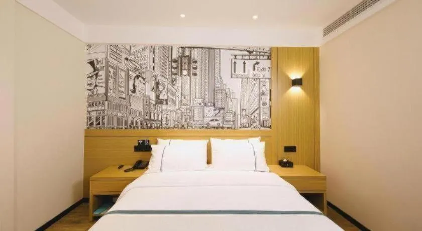 Bed in City Comfort Inn Wuhan Yangtze River Bridge Yellow Crane Tower