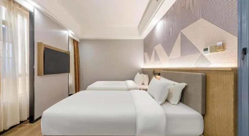 Bed in Borrman Hotel Zhanjiang Jinshawan Chikan Republic of China Style Street