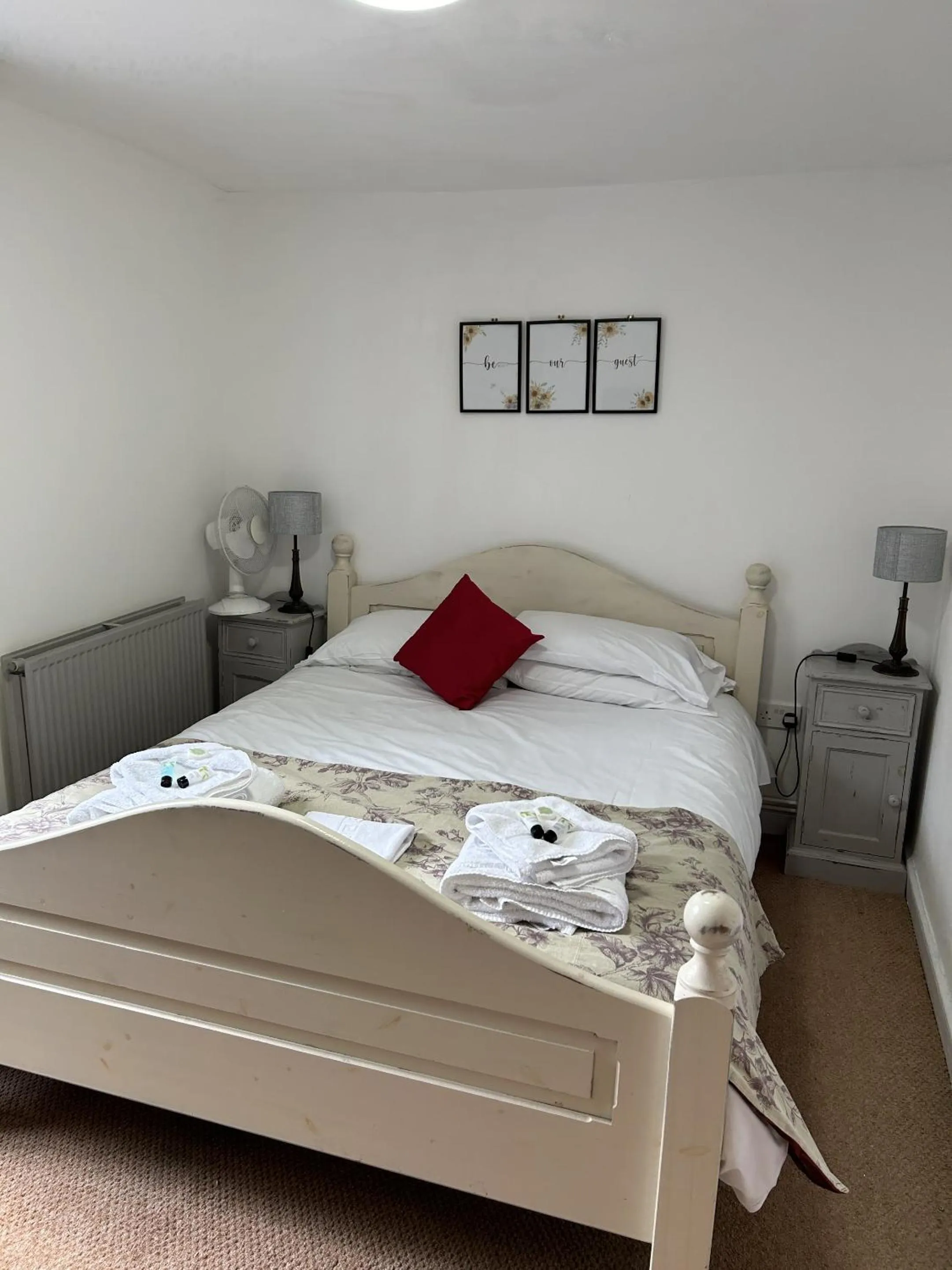 Bedroom in George & falcon