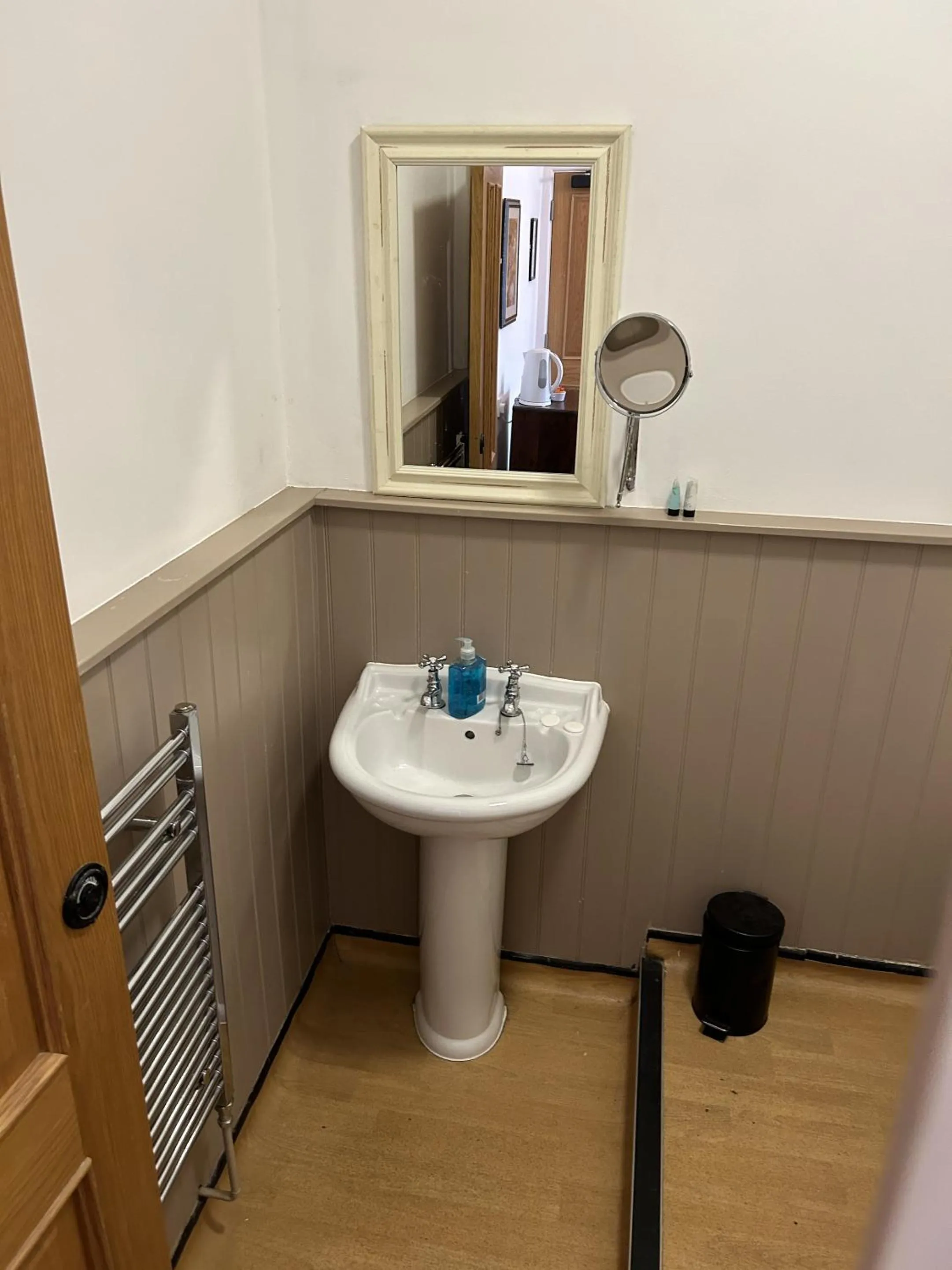 Bathroom in George & falcon