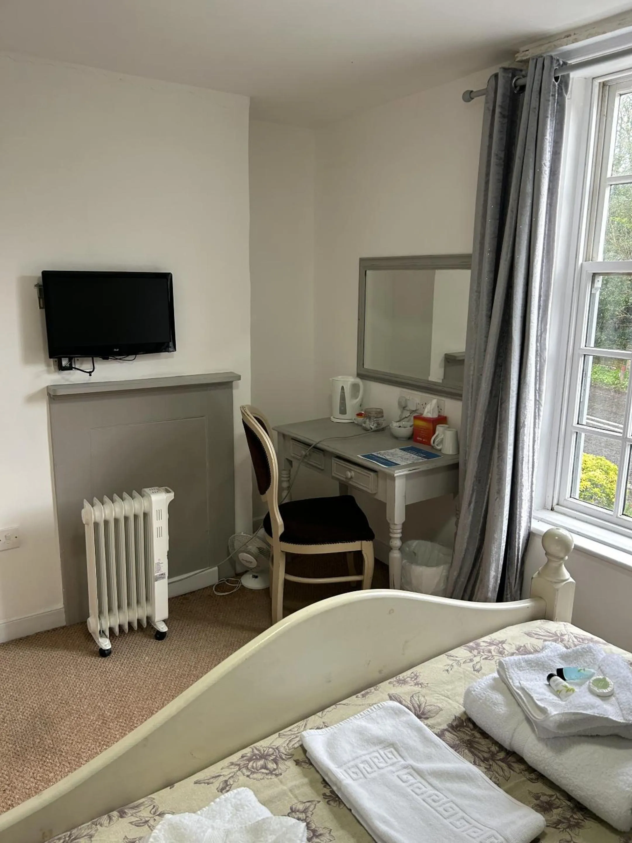 Bedroom in George & falcon