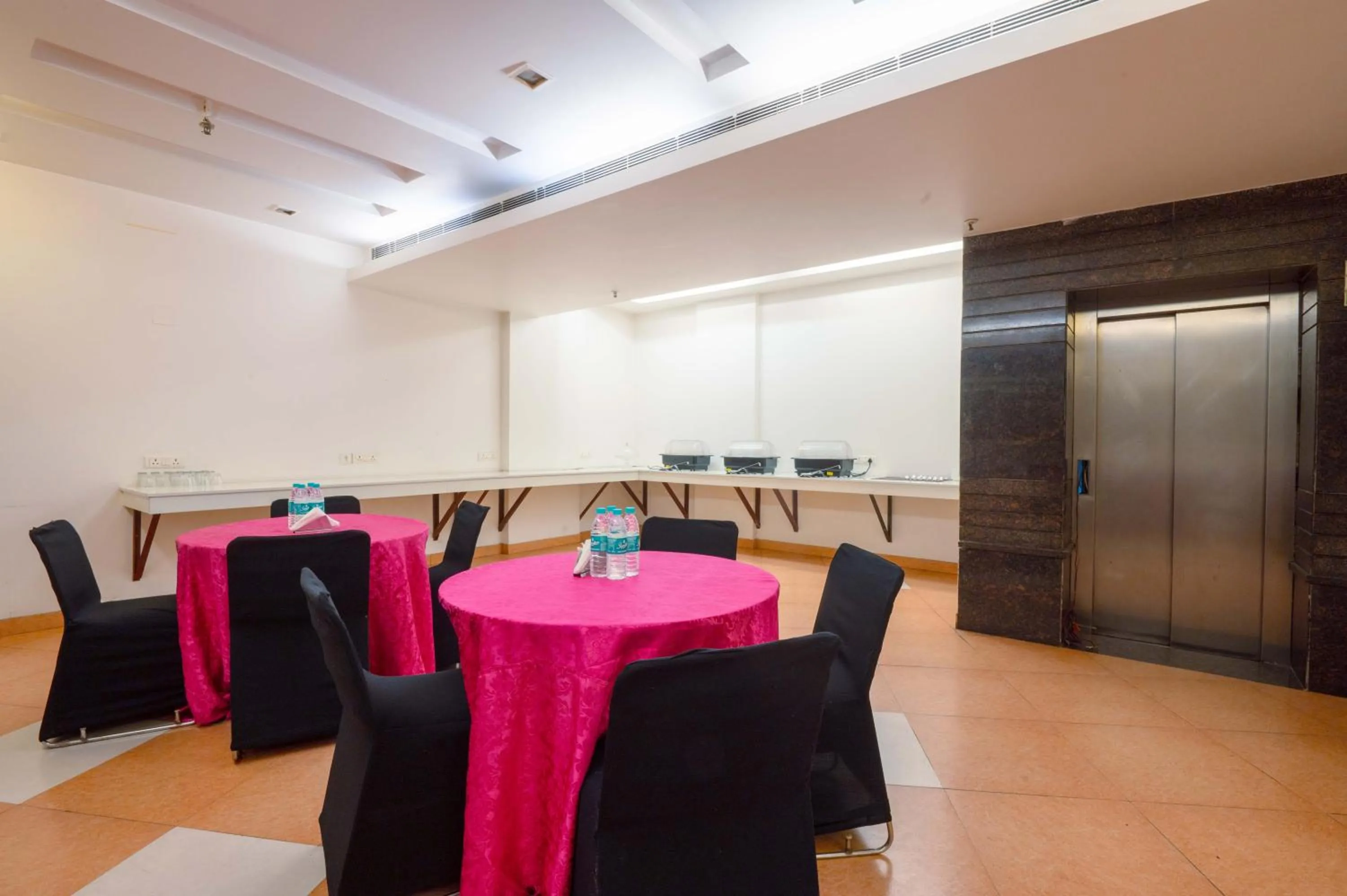 Meeting/conference room in Treebo Twin Tree