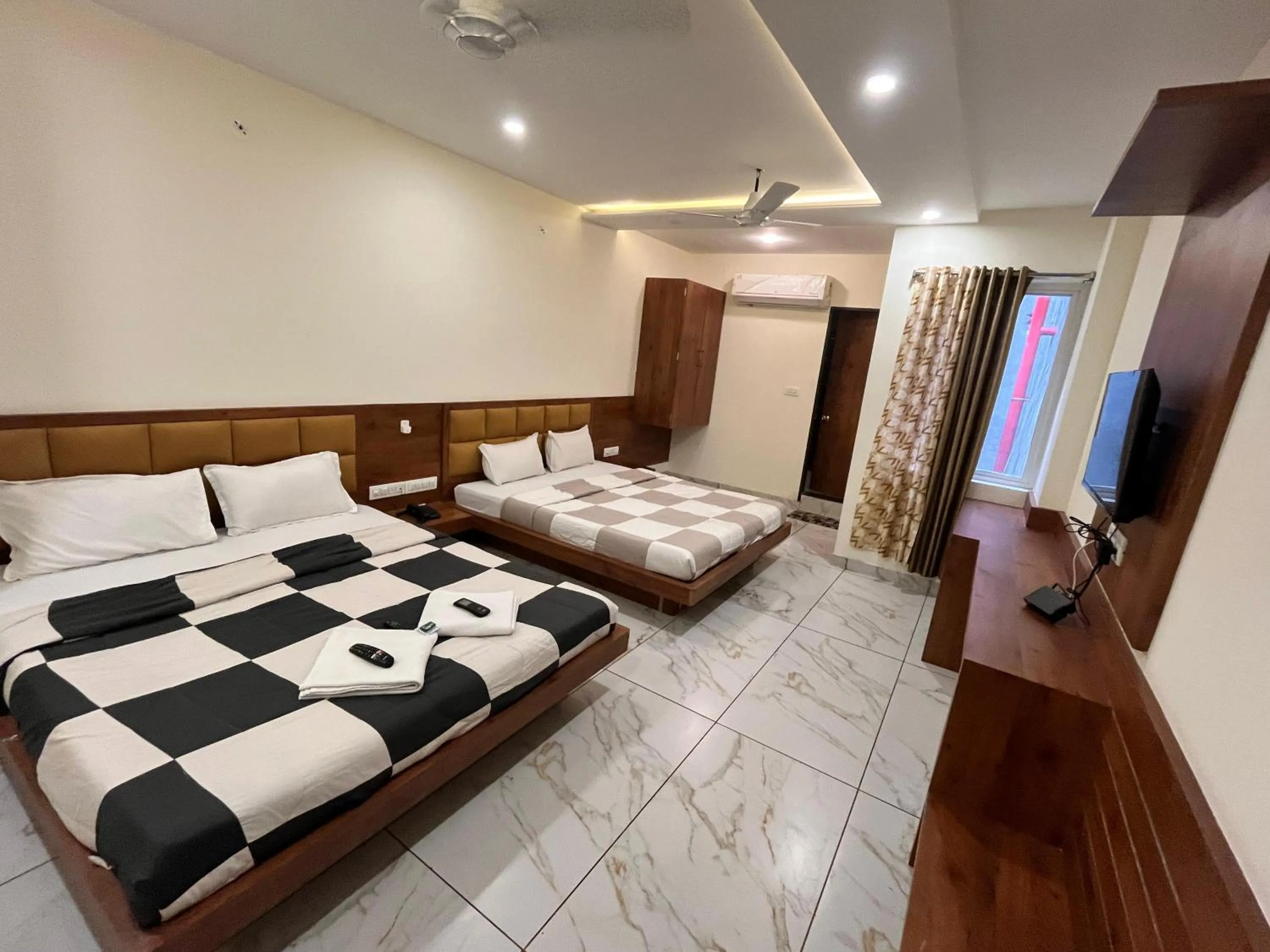 Communal lounge/ TV room, Bed in Hotel PRAKASHAM