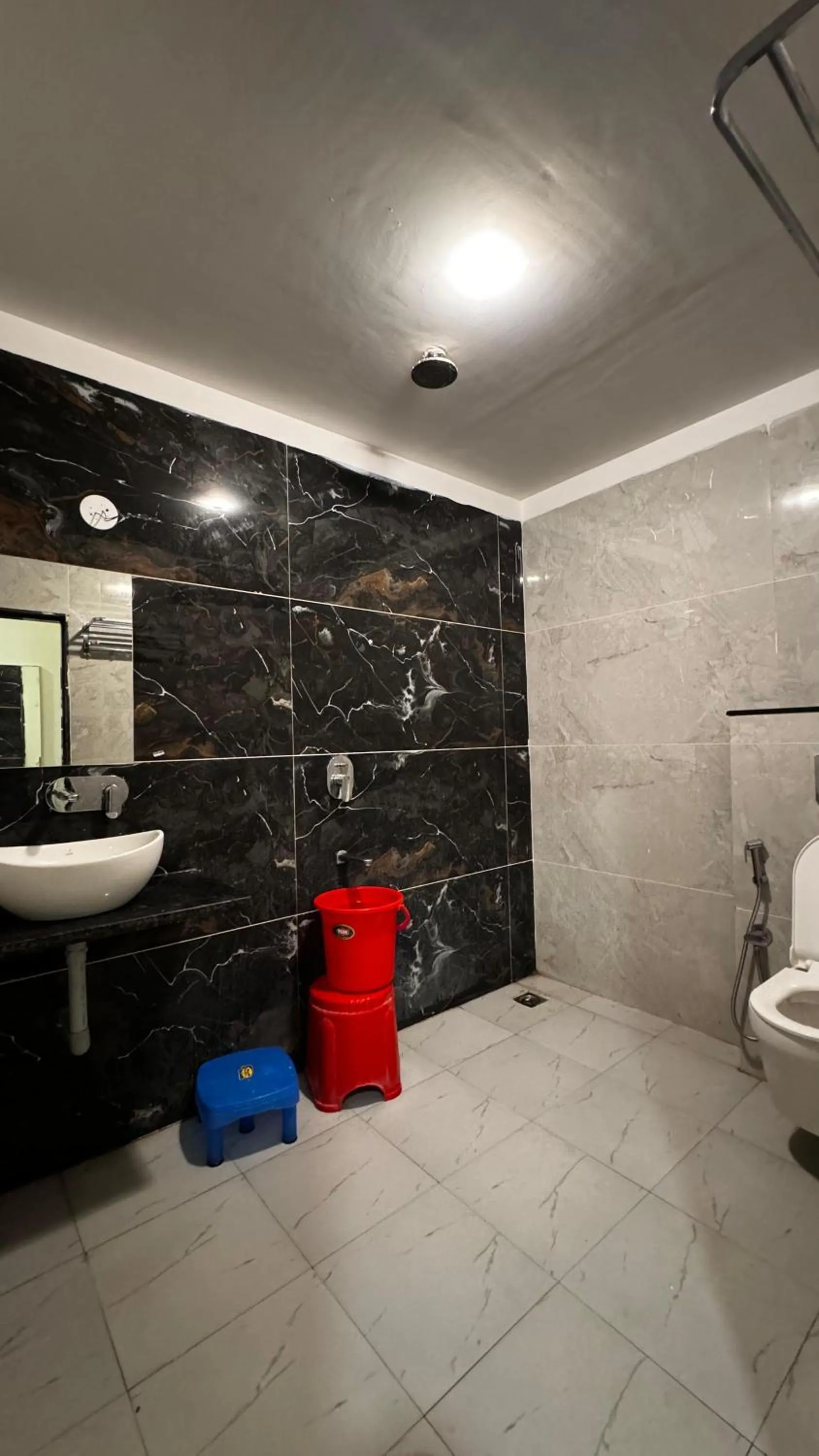 Shower in Hotel PRAKASHAM