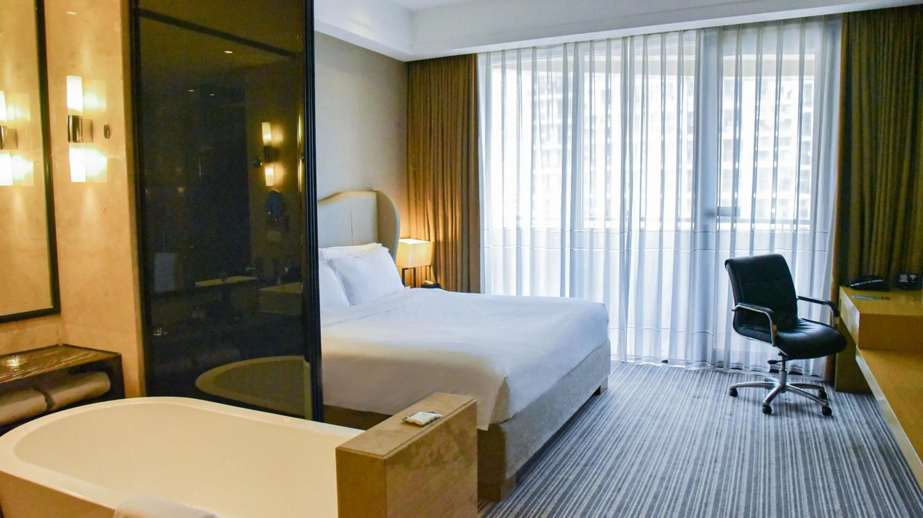 Photo of the whole room, Bed in Pullman Foshan Shunde