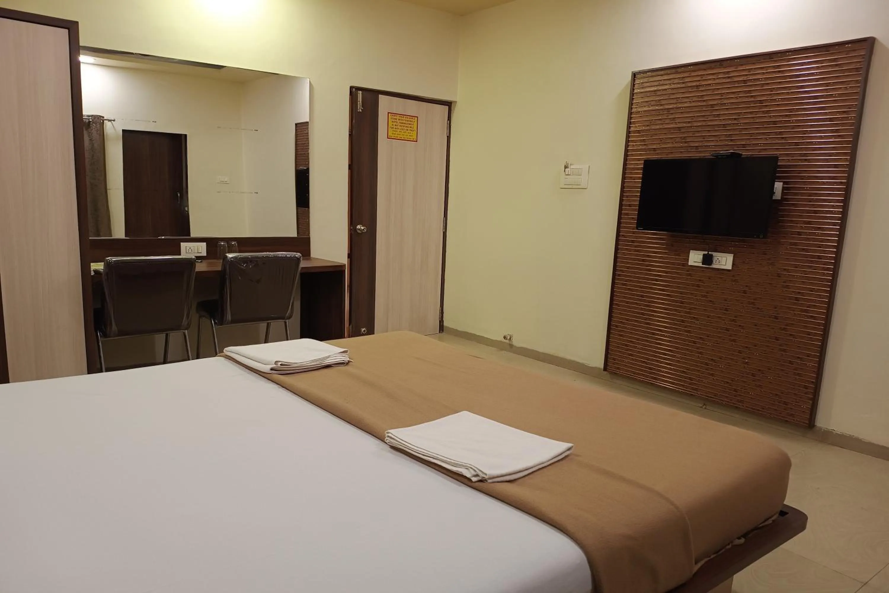 TV and multimedia, Bed in Hotel Apratim Lodging & Boarding