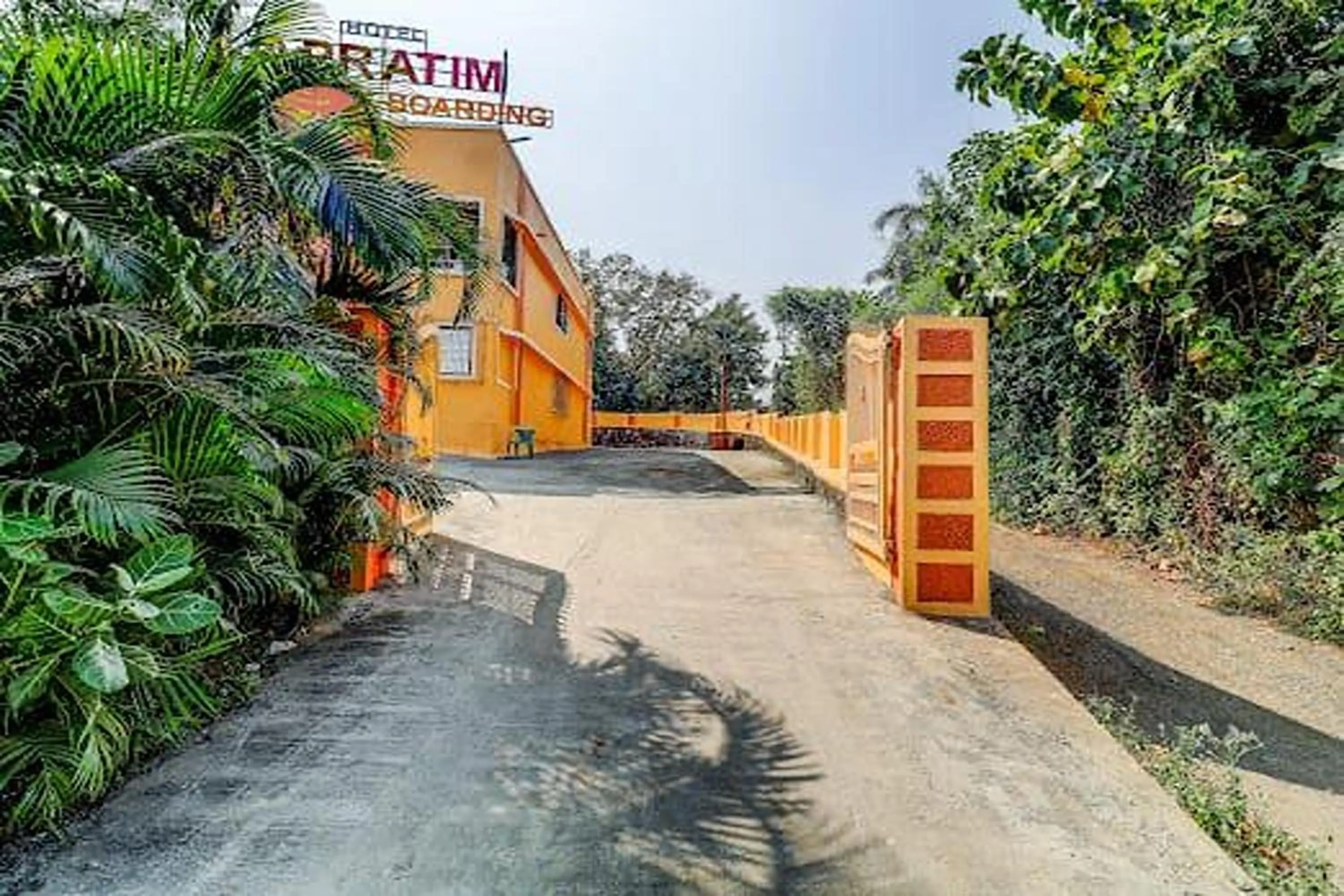 Property building in Hotel Apratim Lodging & Boarding