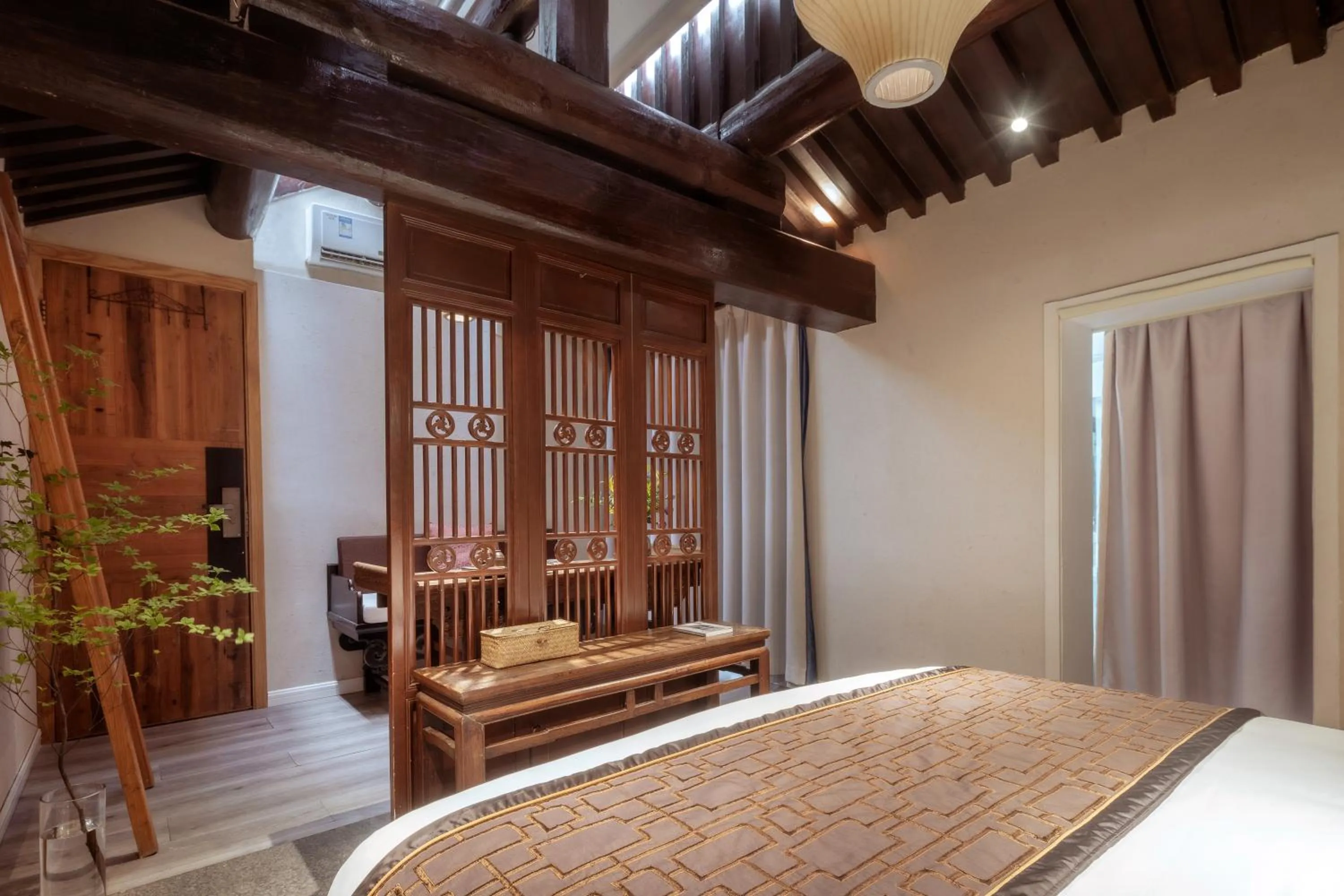 Bed in Beijing Le Zai Nan Luo Gu Xiang Wang Fu Jing Forbidden City Courtyard Hotel&Free laundry service&Free coffee &Paid Dumpling experience service