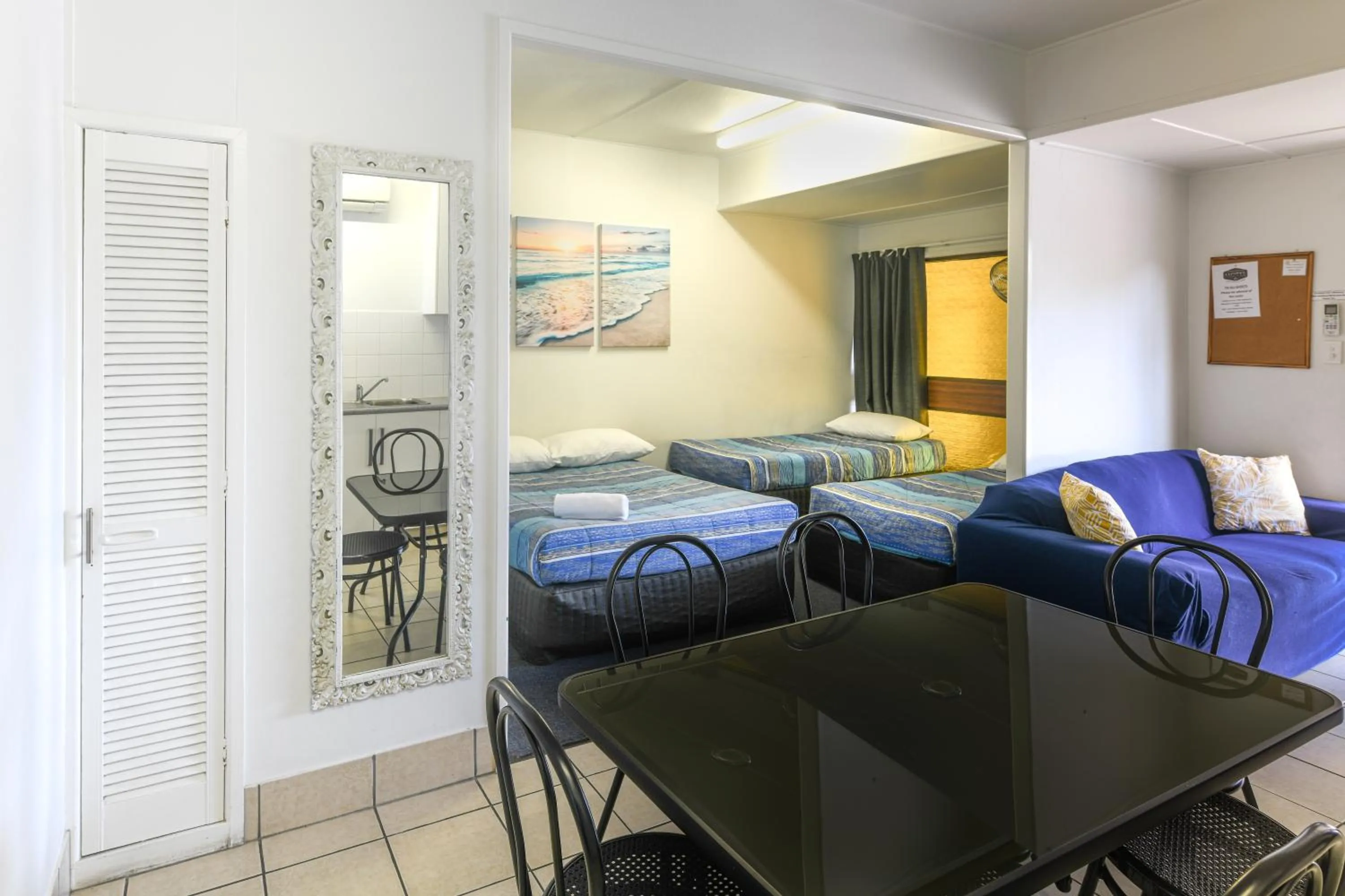 Living room, Bed in Cool Palms Motel