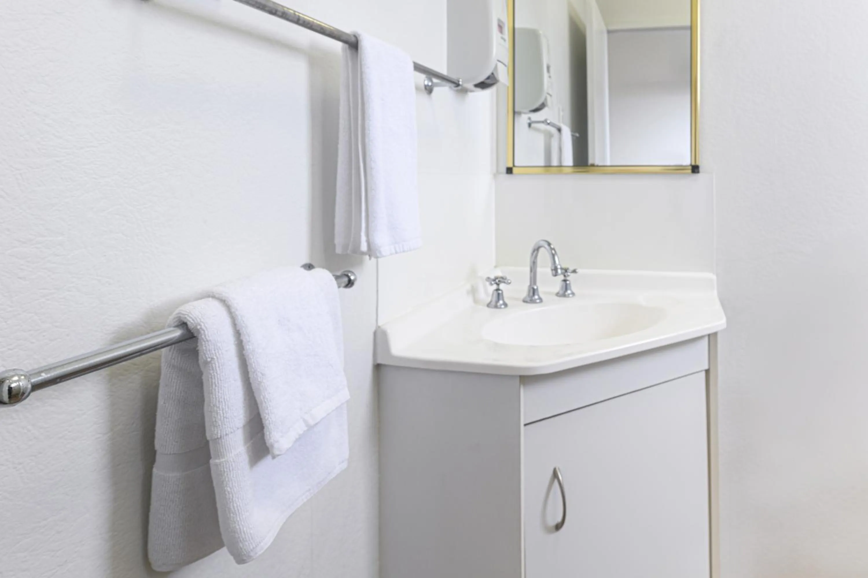 Bathroom in Cool Palms Motel