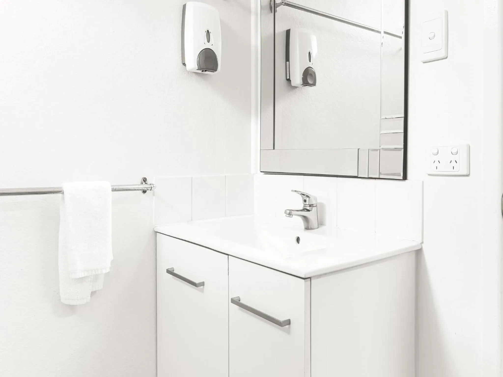 Bathroom in Cool Palms Motel