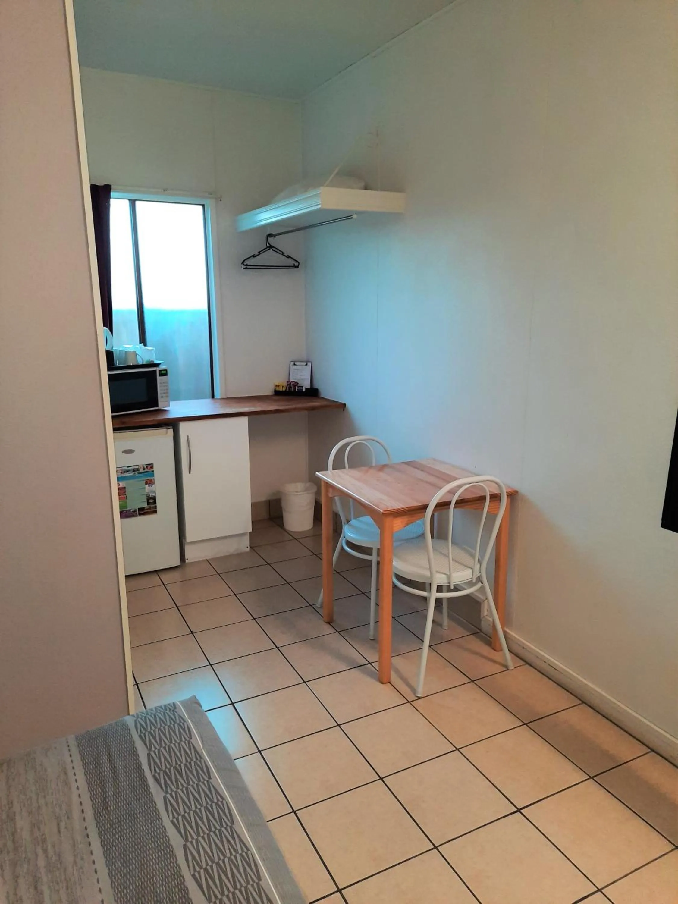 Coffee/tea facilities in Cool Palms Motel