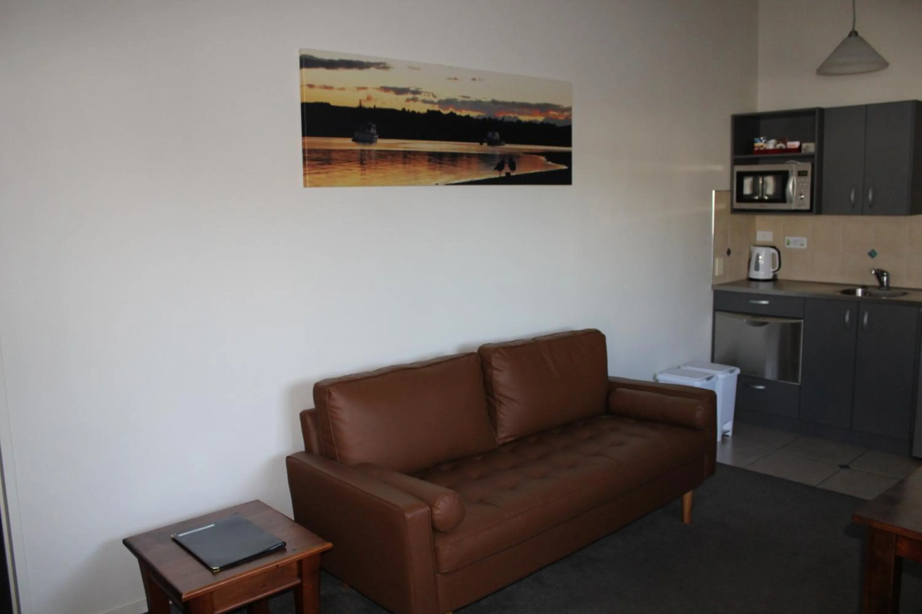 Living room in Gladstone Motel