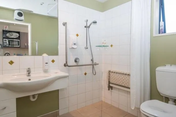 Bathroom in Gladstone Motel