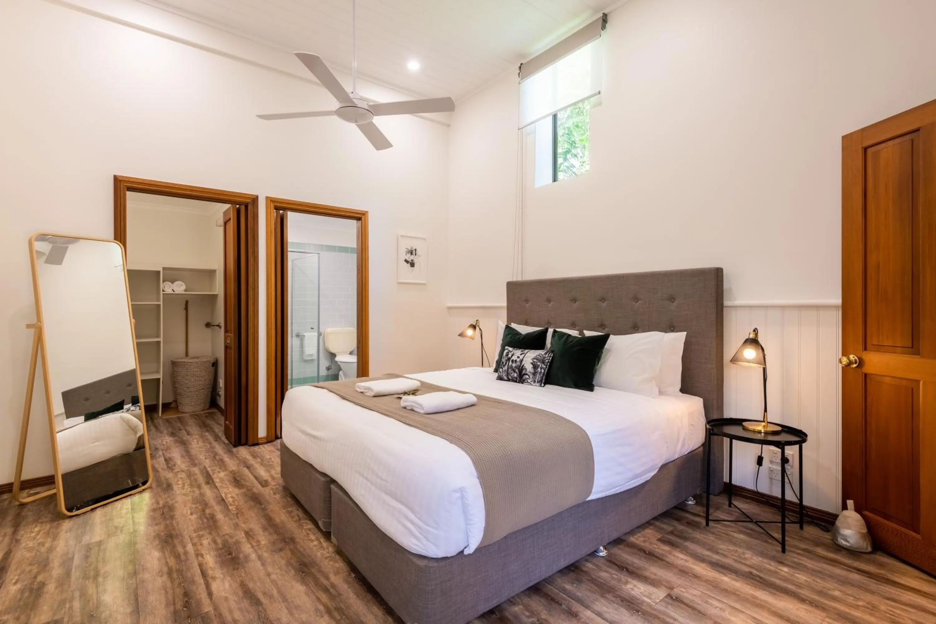 Bedroom, Bed in Bay and Bush Jervis Bay - Nature Retreat