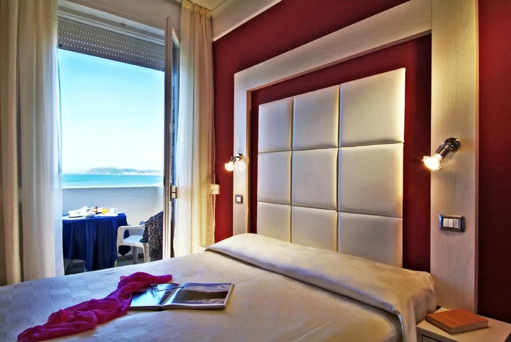 Bed in Color Alexandra Plaza Family Hotel