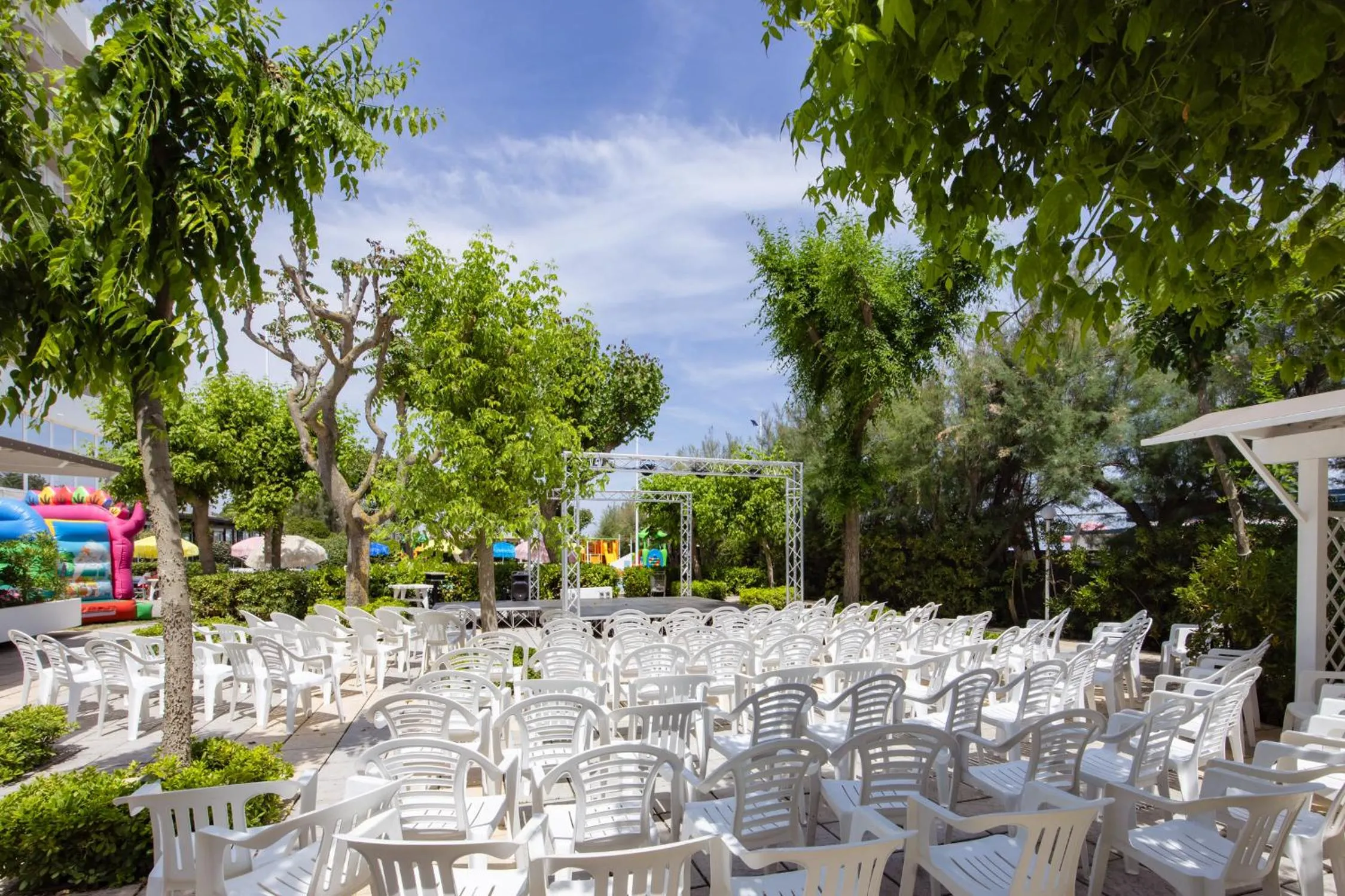 Garden in Color Alexandra Plaza Family Hotel