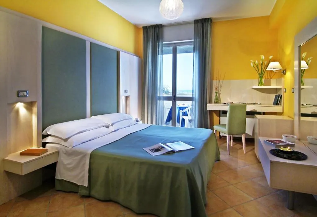 Bed in Color Alexandra Plaza Family Hotel