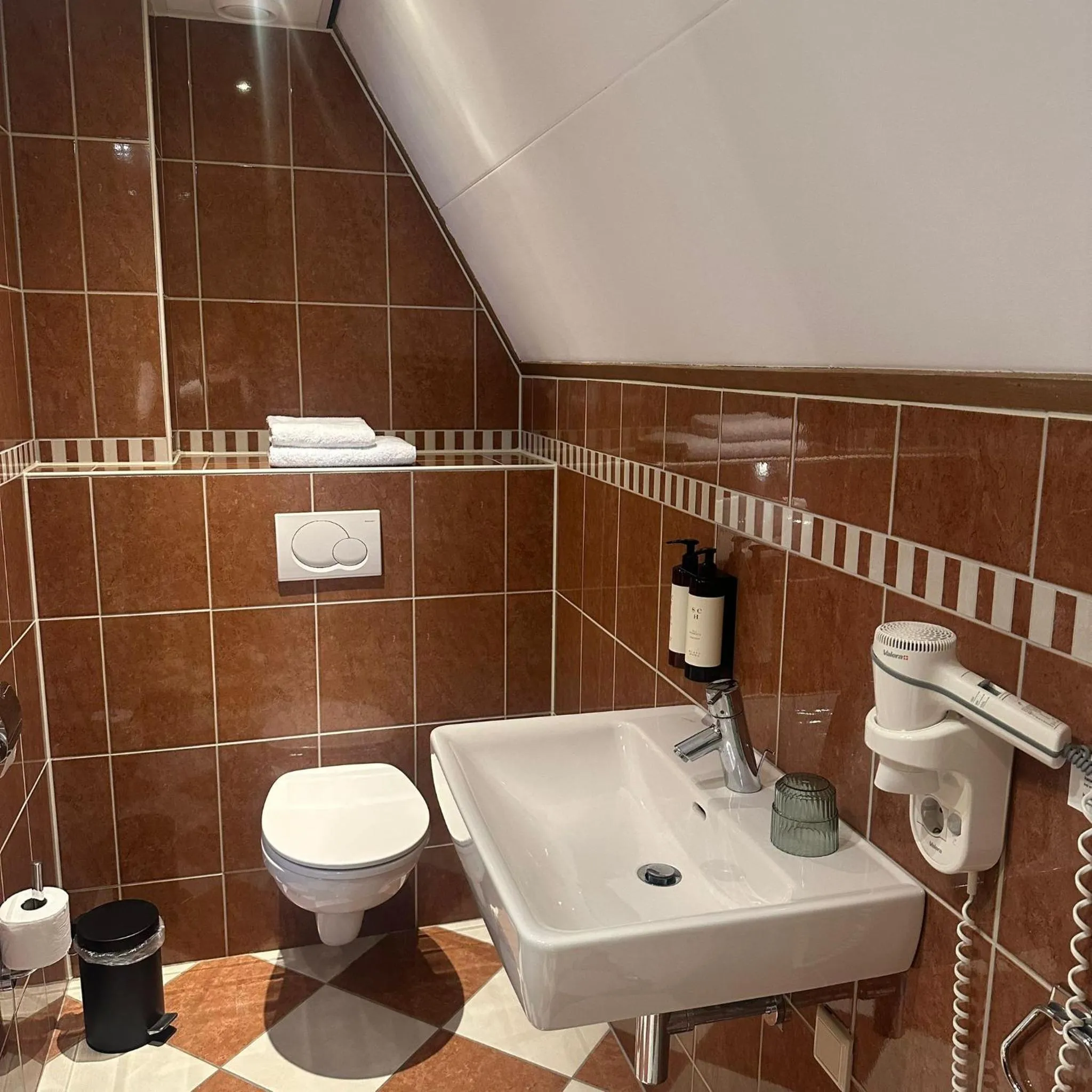 Toilet in Hotel de Landmarke by Flow