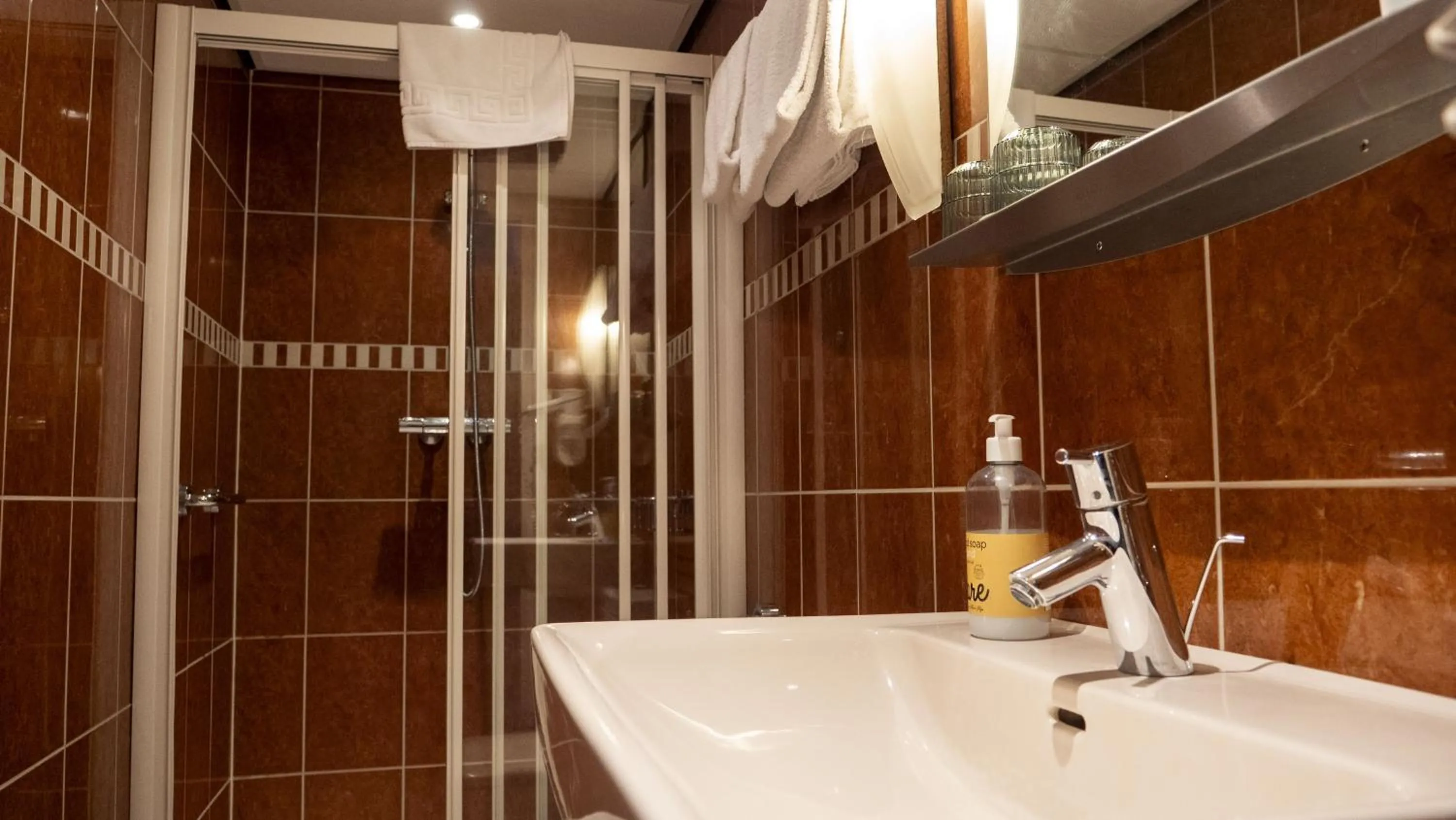Shower in Hotel de Landmarke by Flow