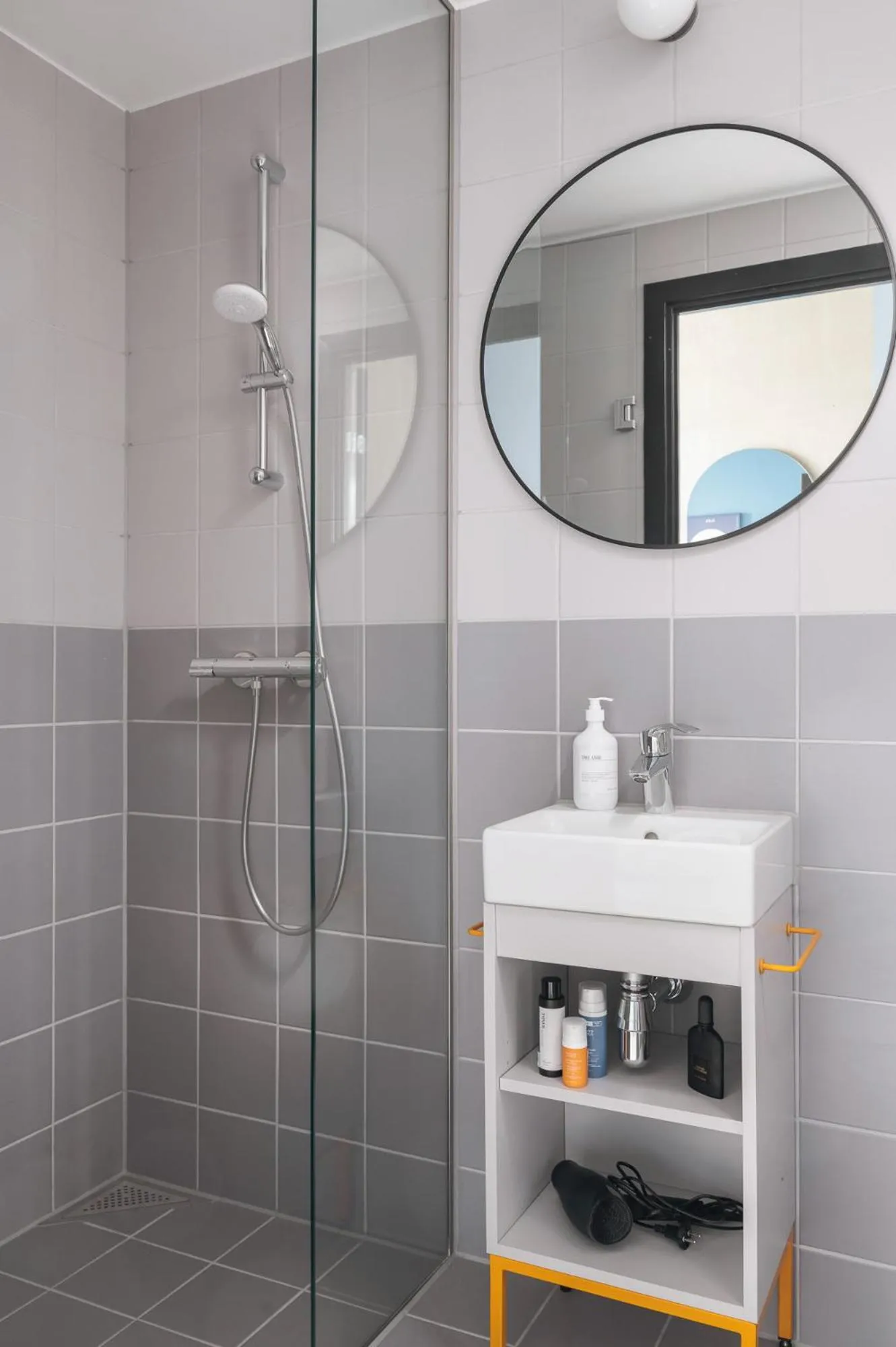 Shower in Daniel&Jacob's urban studios and boutique apartments