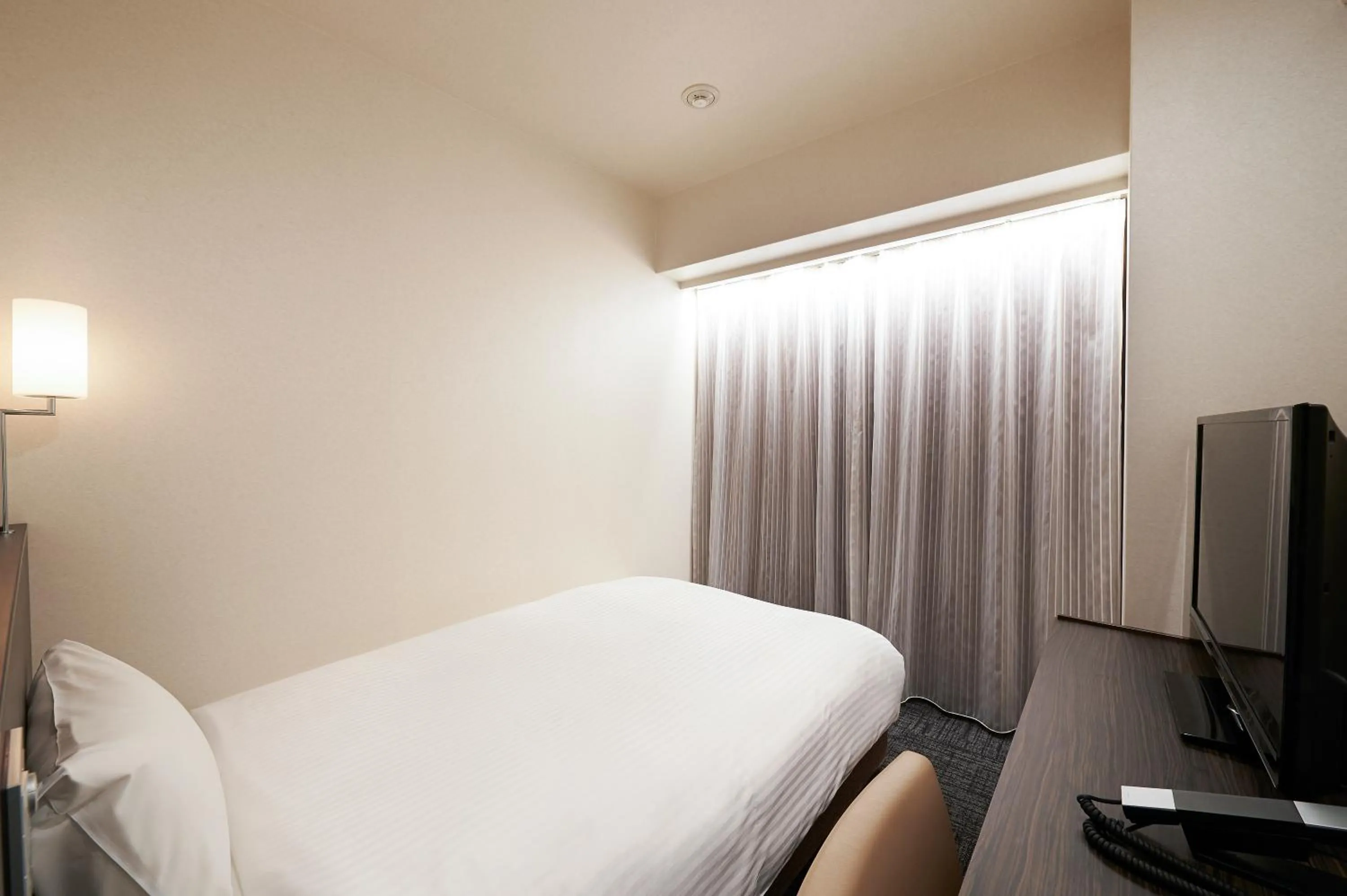 Bed in Sotetsu Fresa Inn Ochanomizu Jimbocho