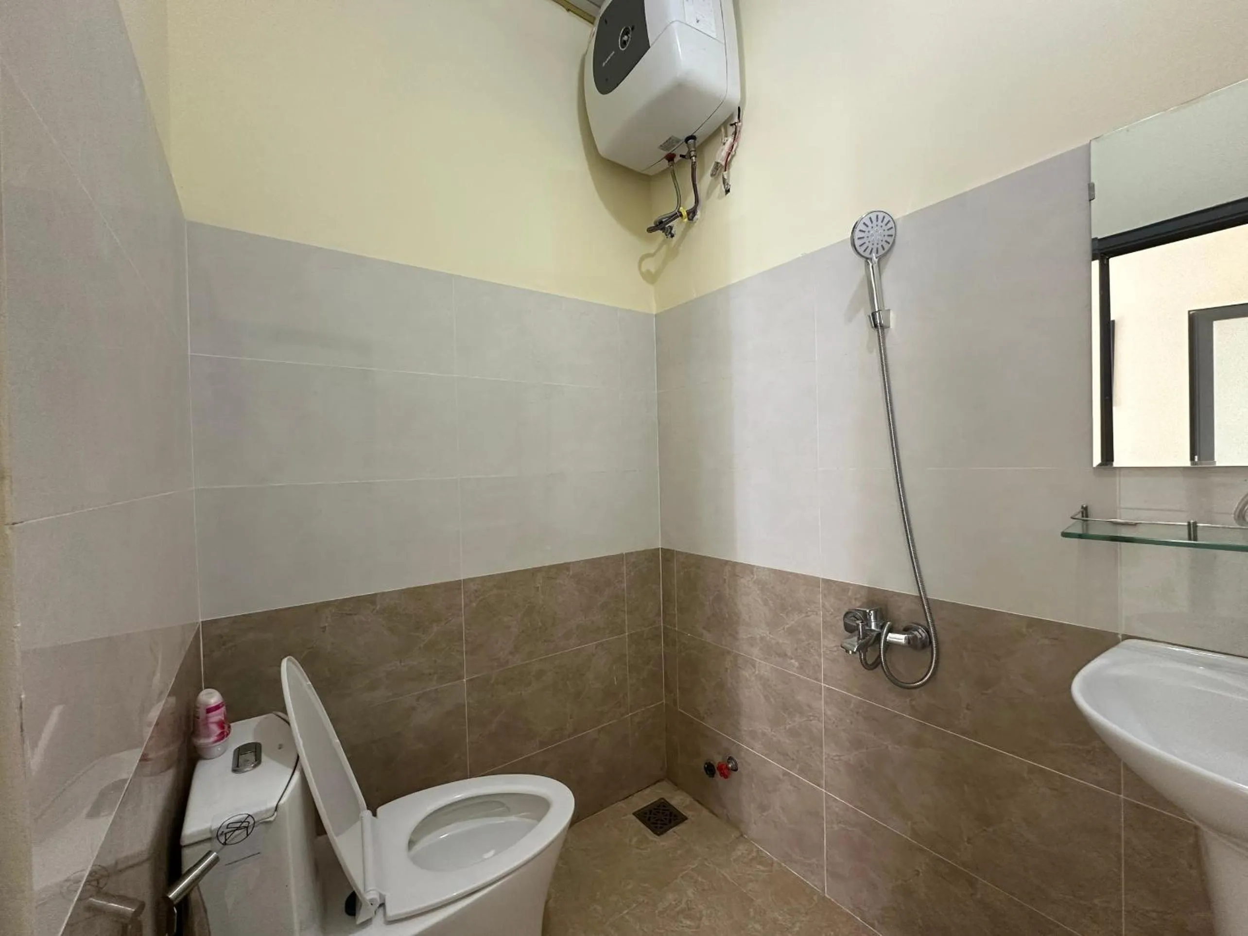 Bathroom in OYO 1228 Gia Hoang Homestay