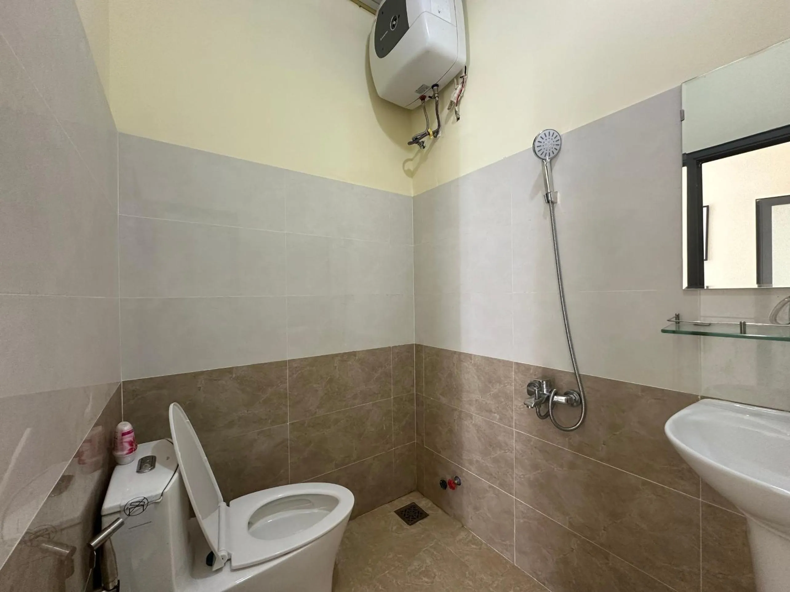 Bathroom in OYO 1228 Gia Hoang Homestay