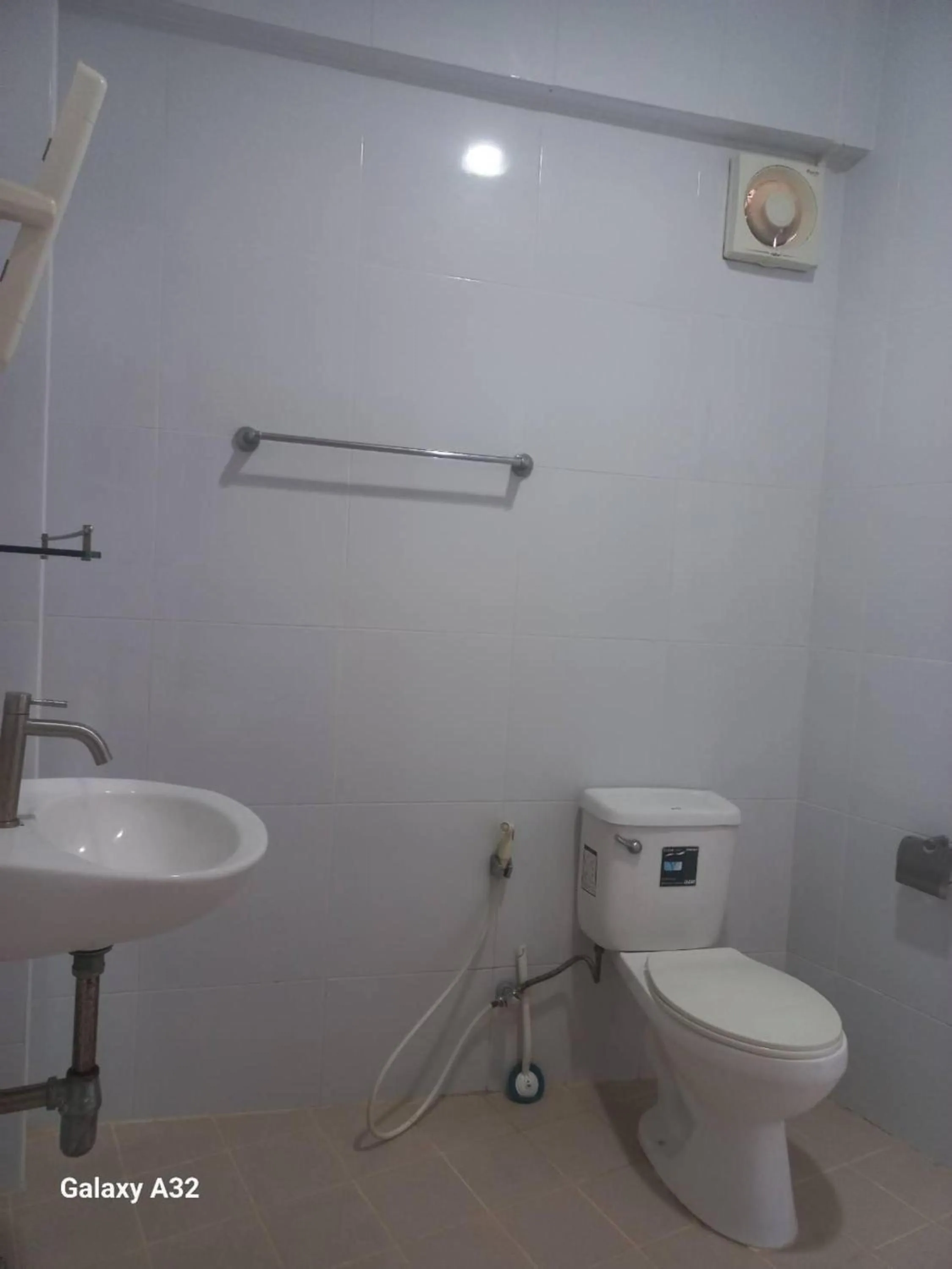 Bathroom in OYO 75474 Funkey Fulung Andy & Tan Guest House