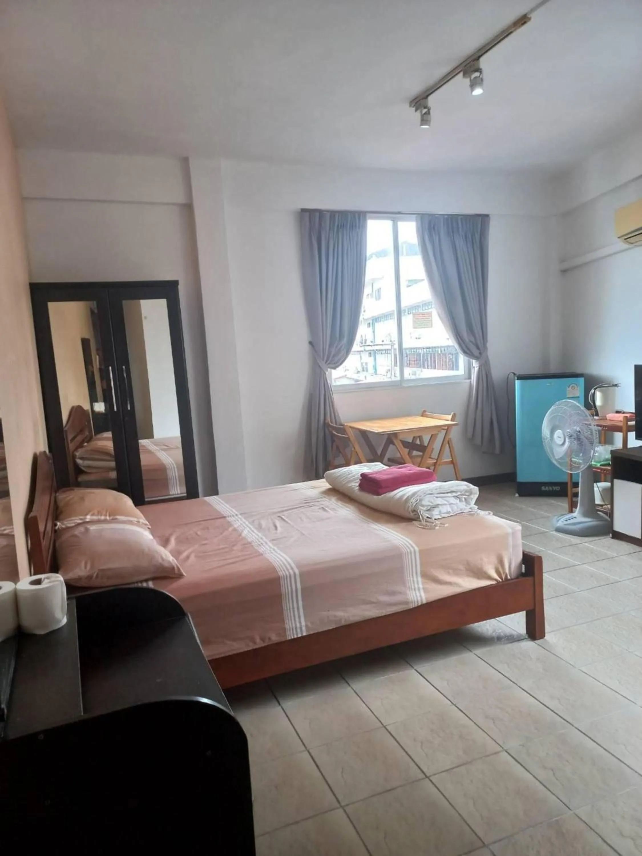 Photo of the whole room in OYO 75474 Funkey Fulung Andy & Tan Guest House