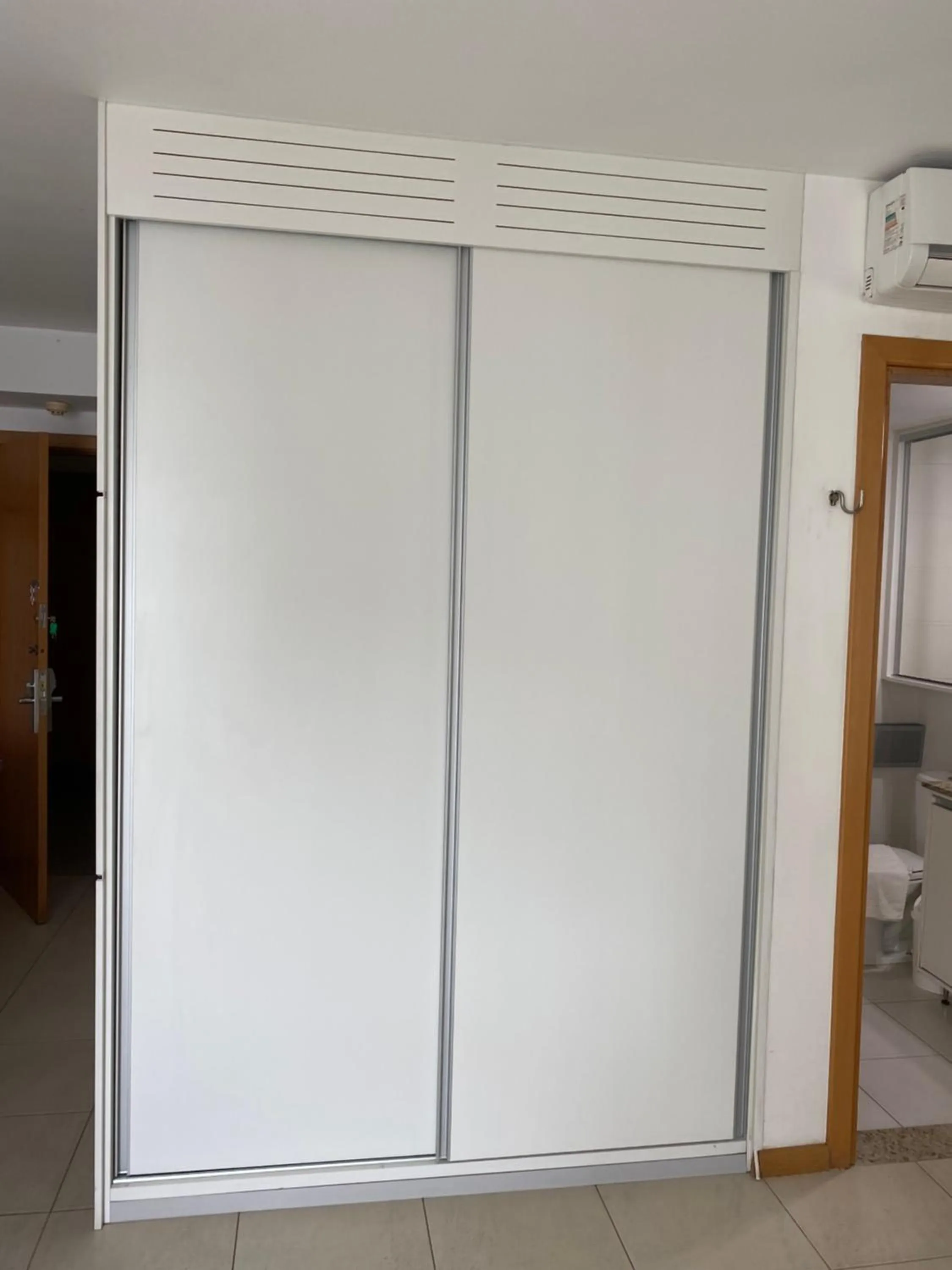 wardrobe in Flat Família Saint Moritz Brasília Hotel