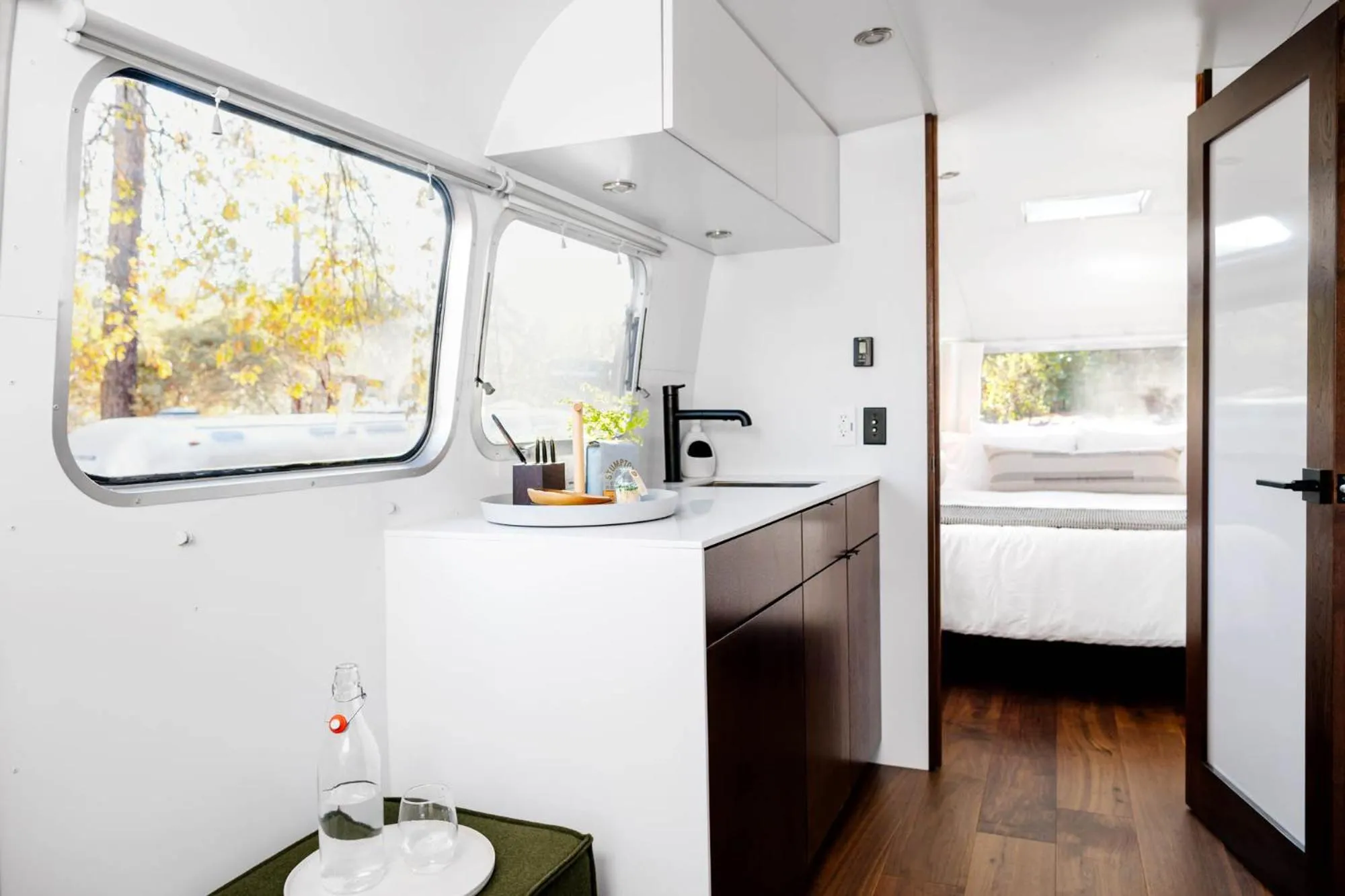 Kitchen or kitchenette, Bed in AutoCamp Sequoia
