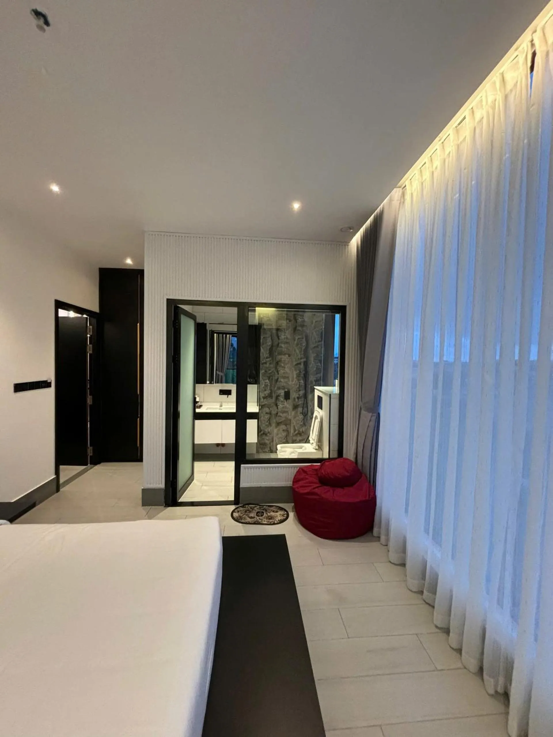 Toilet, Bed in LYN's HOTEL