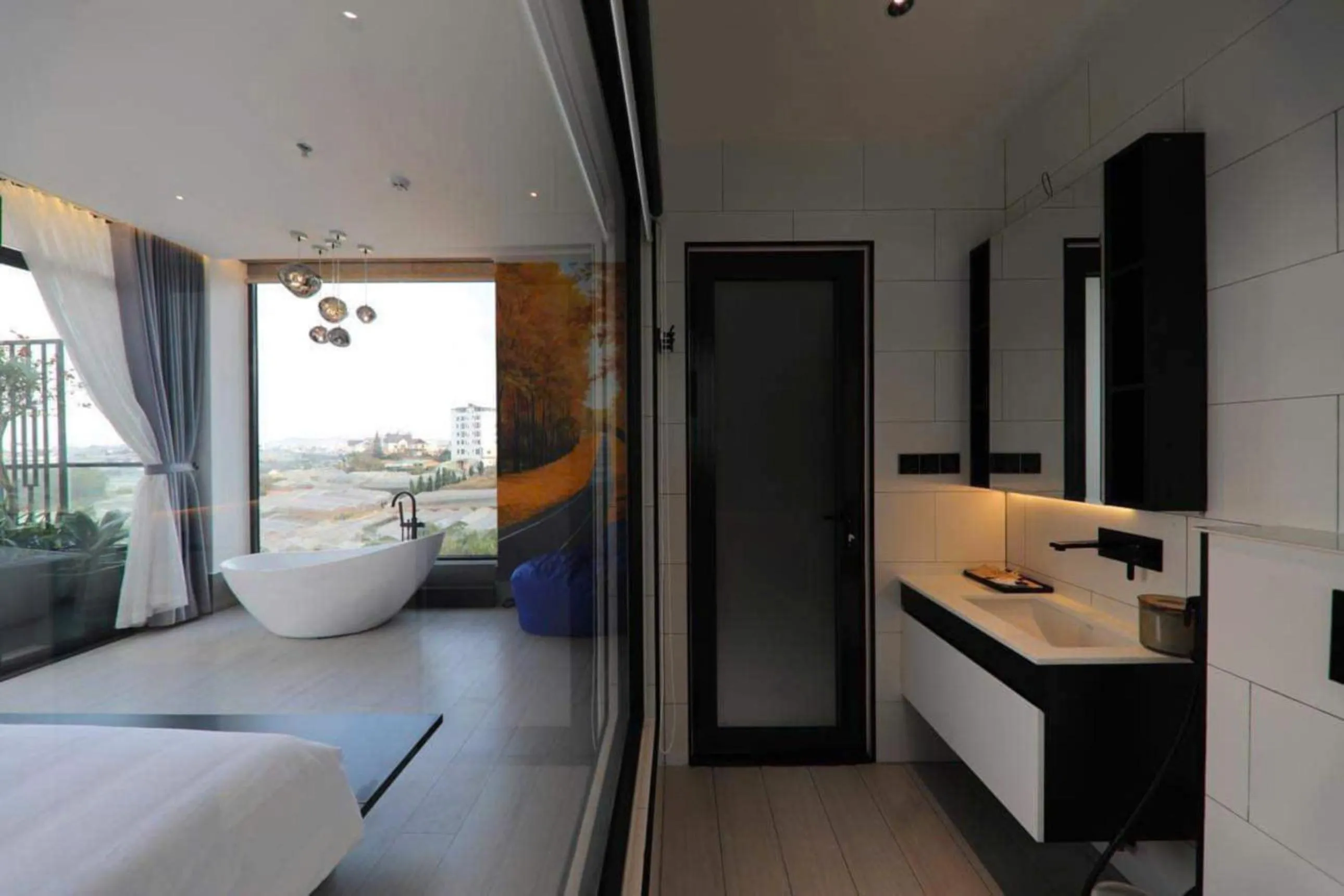 Toilet, Bed in LYN's HOTEL