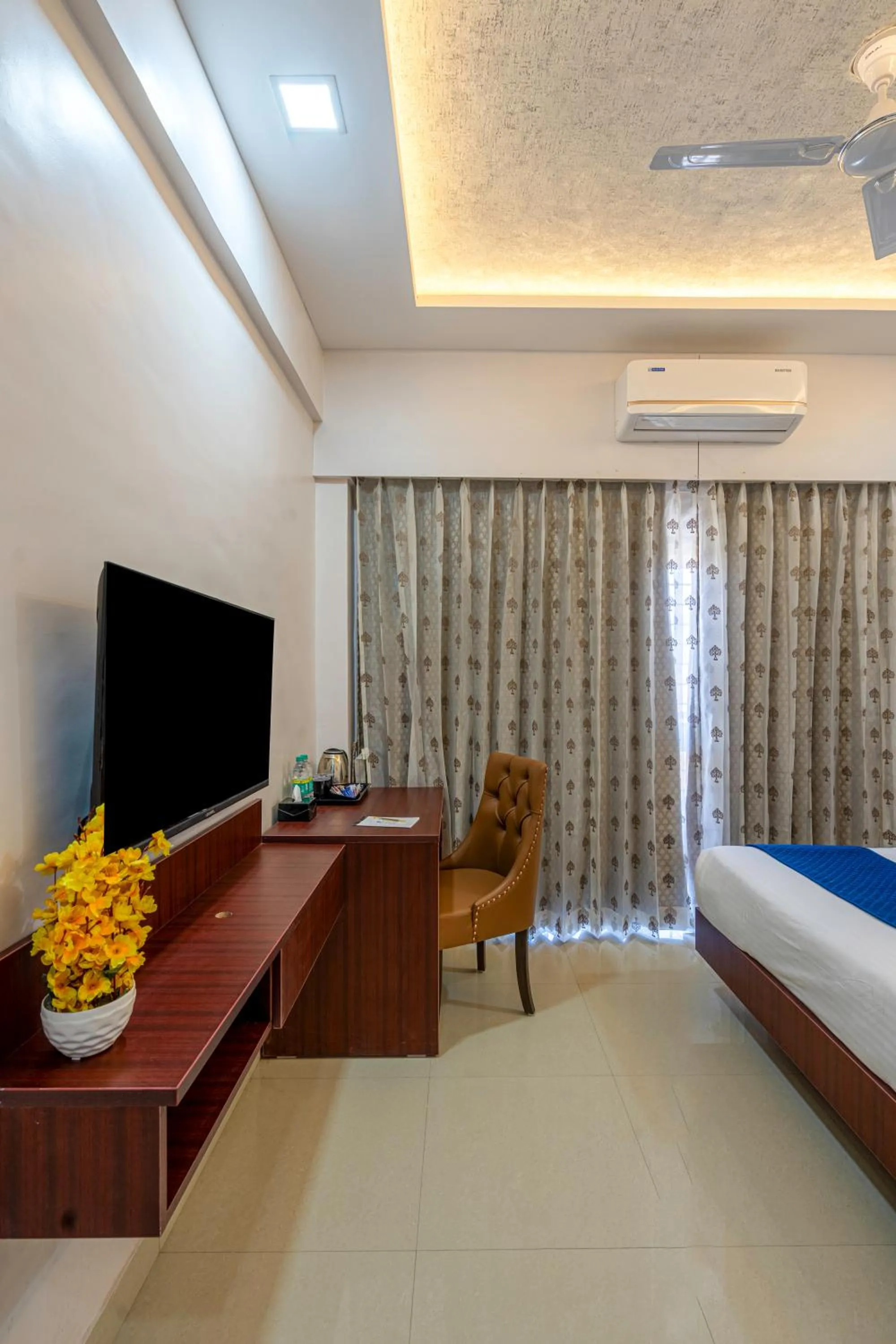 Communal lounge/ TV room, Bed in StayBird - Divine Suites, Business Hotel, Kharadi