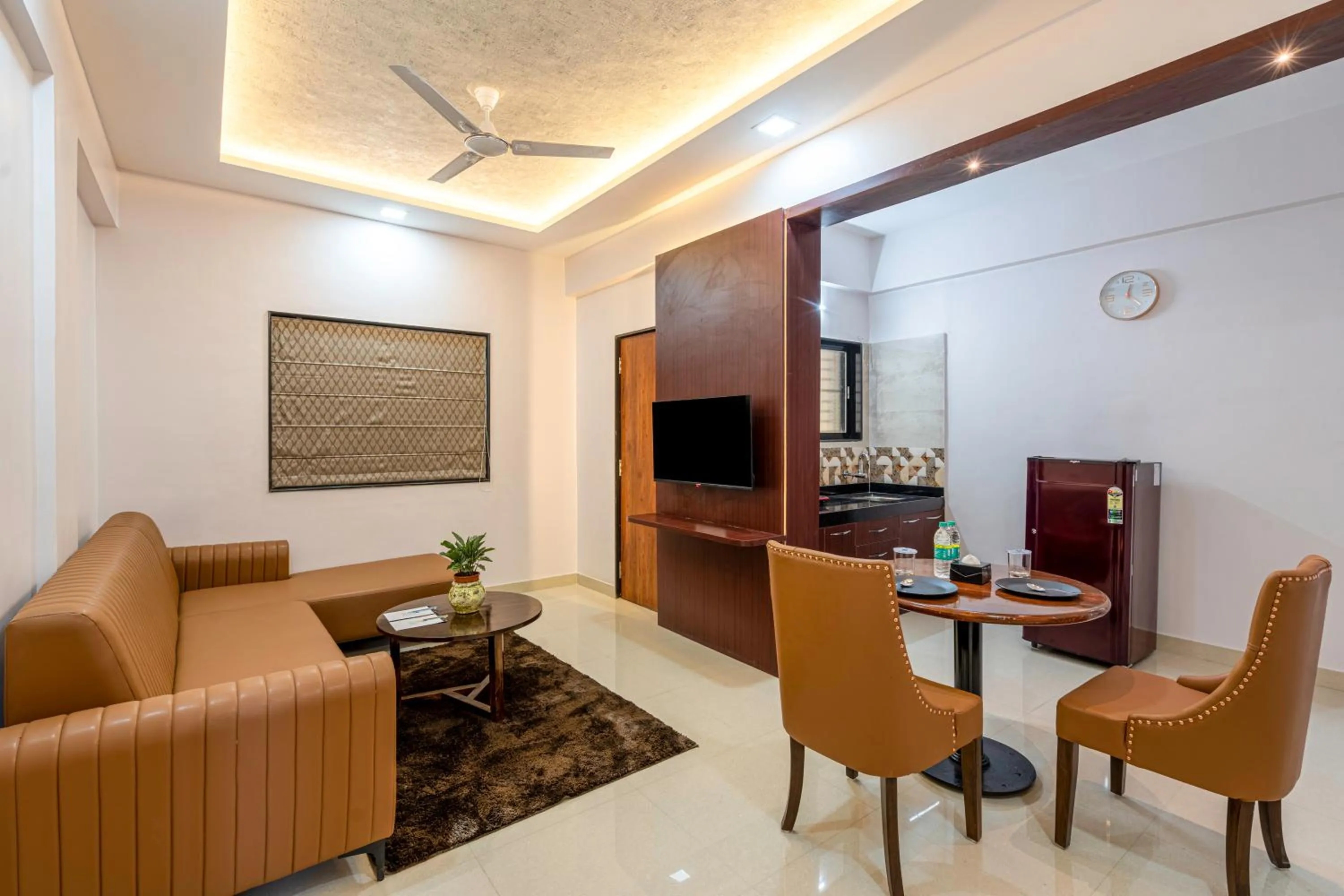 Communal lounge/ TV room in StayBird - Divine Suites, Business Hotel, Kharadi