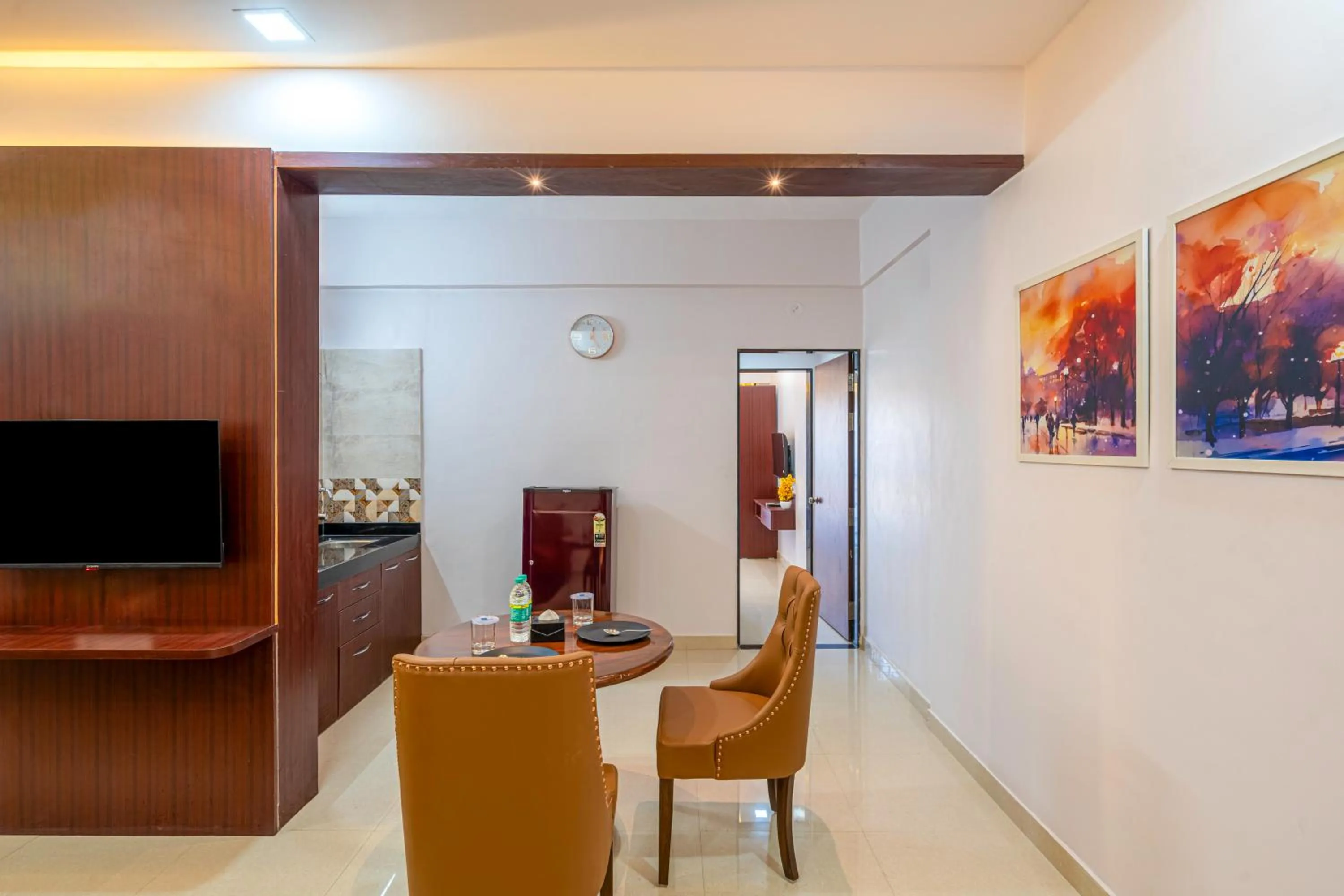 Communal lounge/ TV room in StayBird - Divine Suites, Business Hotel, Kharadi