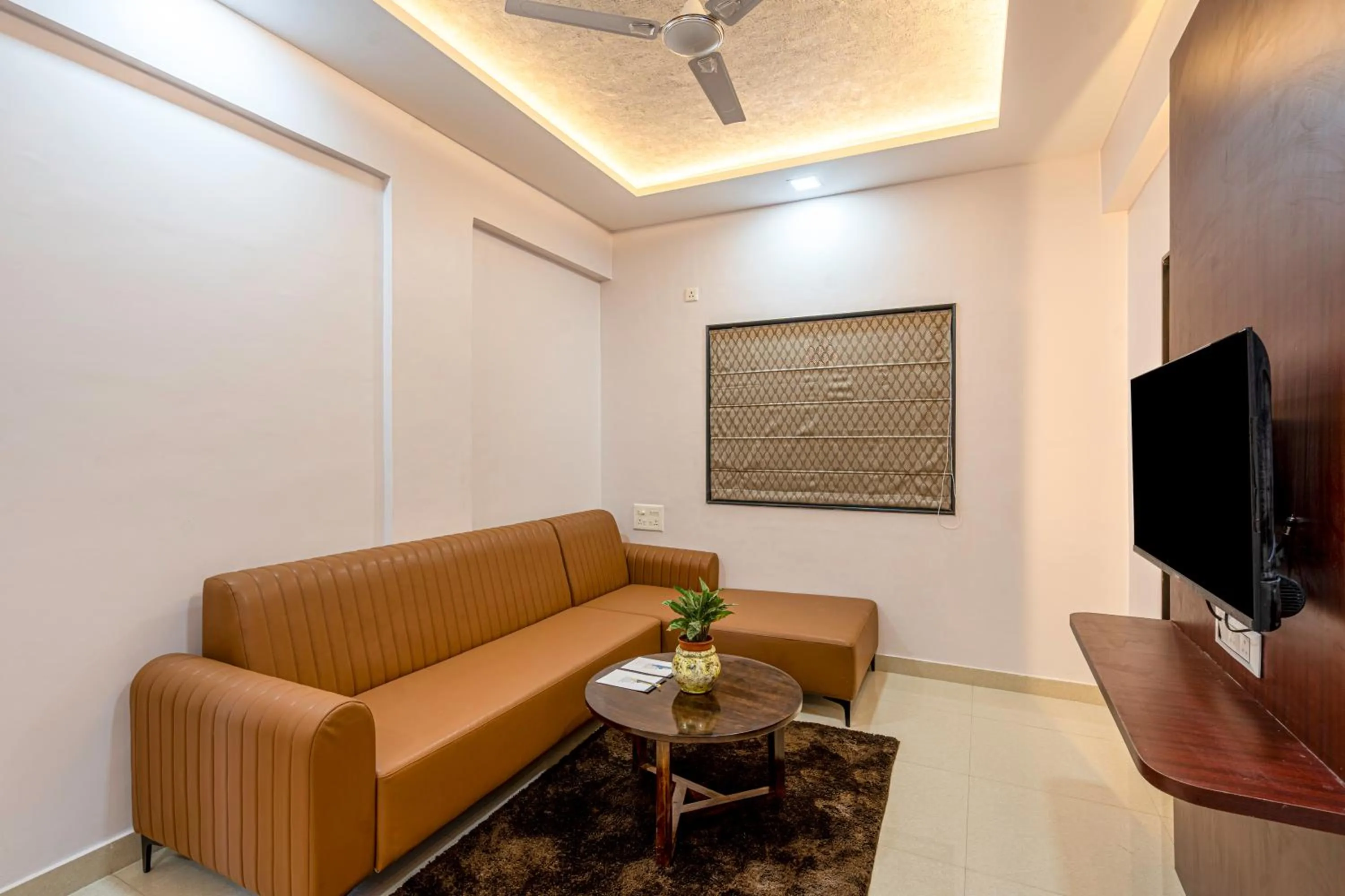 Communal lounge/ TV room in StayBird - Divine Suites, Business Hotel, Kharadi