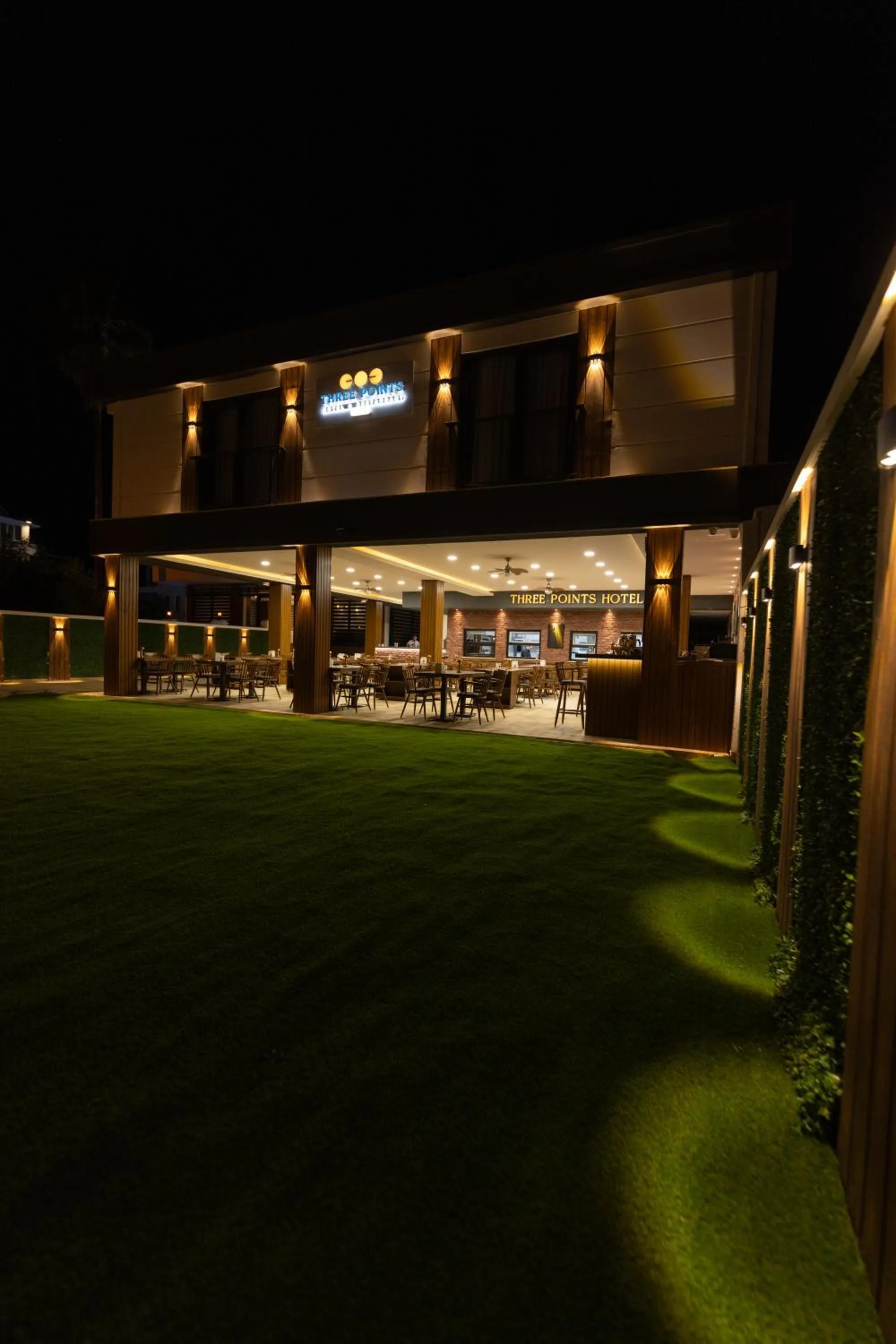 Restaurant/places to eat in Three Points Hotel