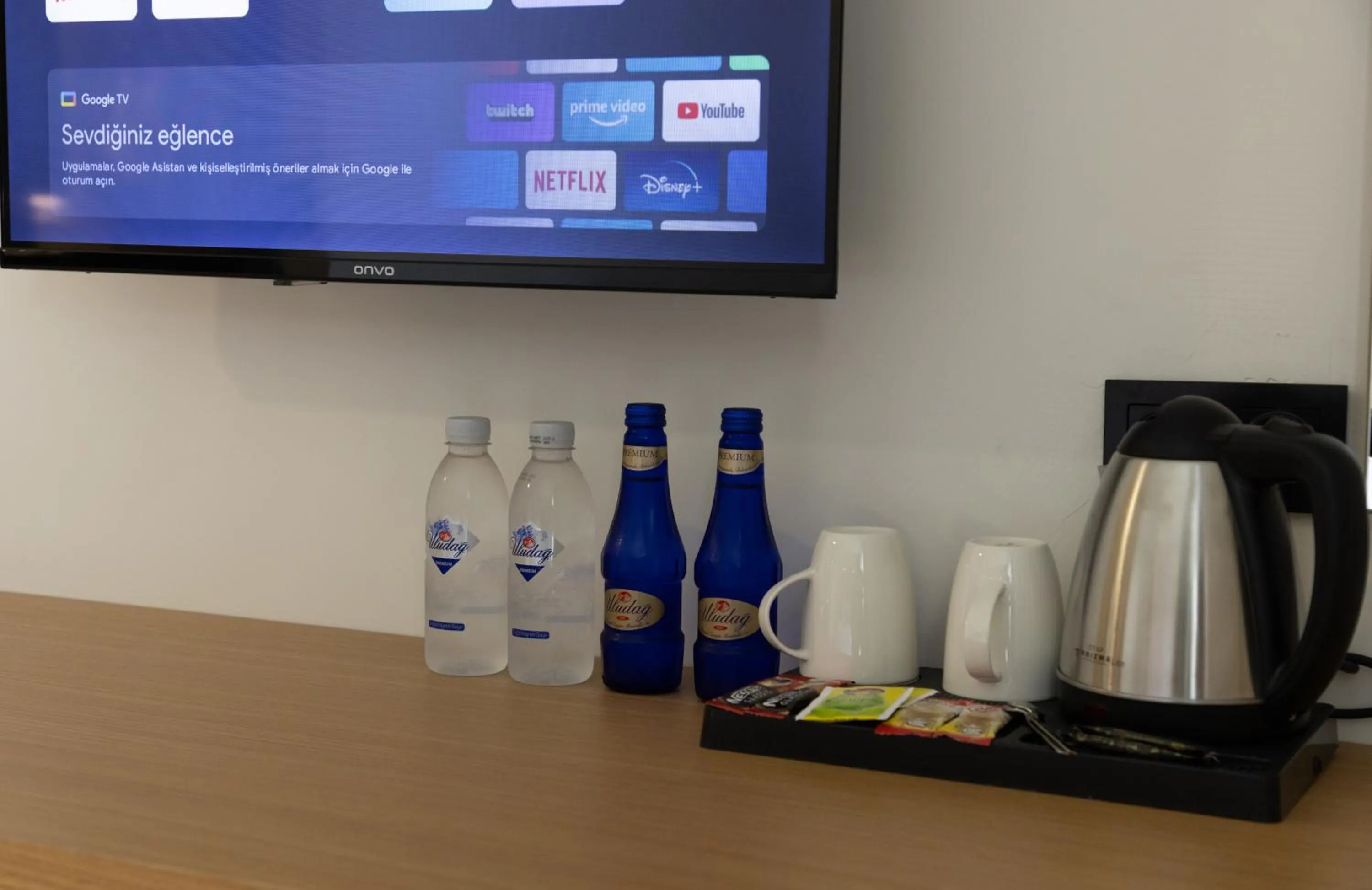 Coffee/tea facilities in Three Points Hotel