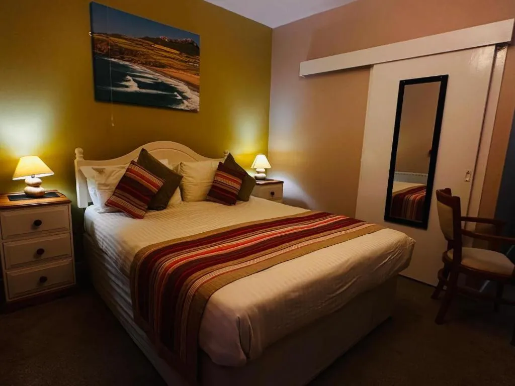 Bedroom, Bed in Ocean Haze Hotel