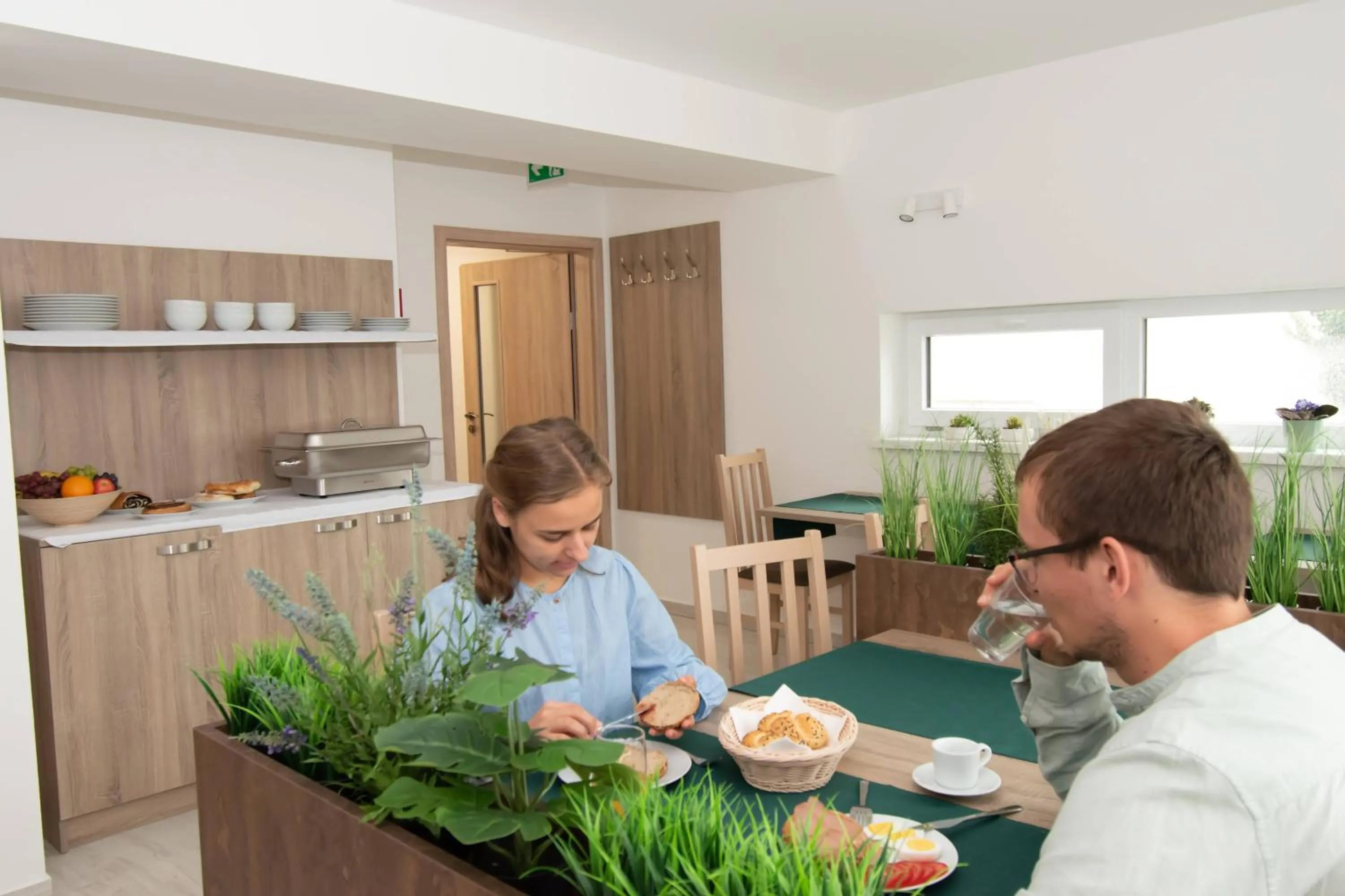 Food and drinks in Solid Gold Garni Hotel