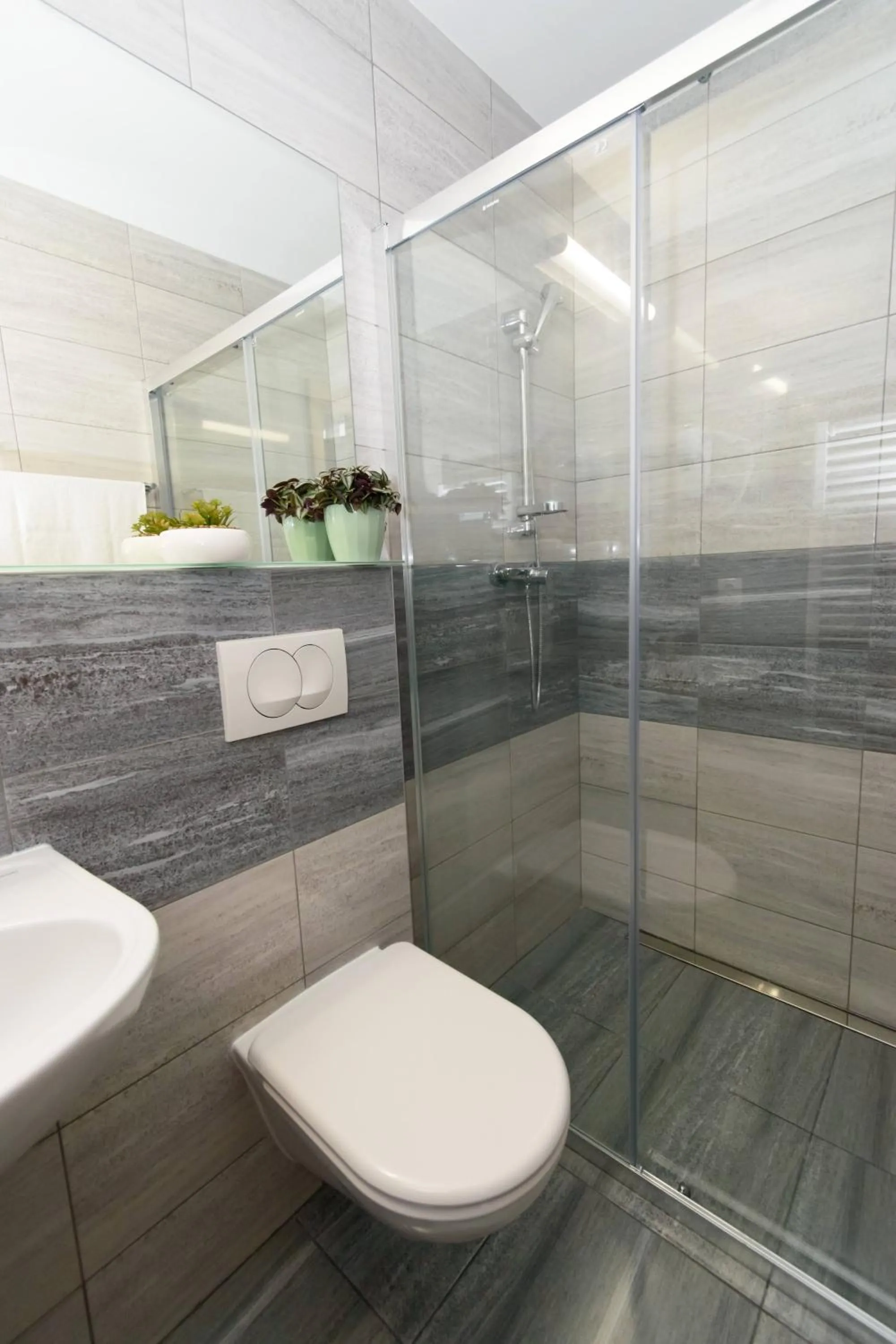 Shower in Solid Gold Garni Hotel