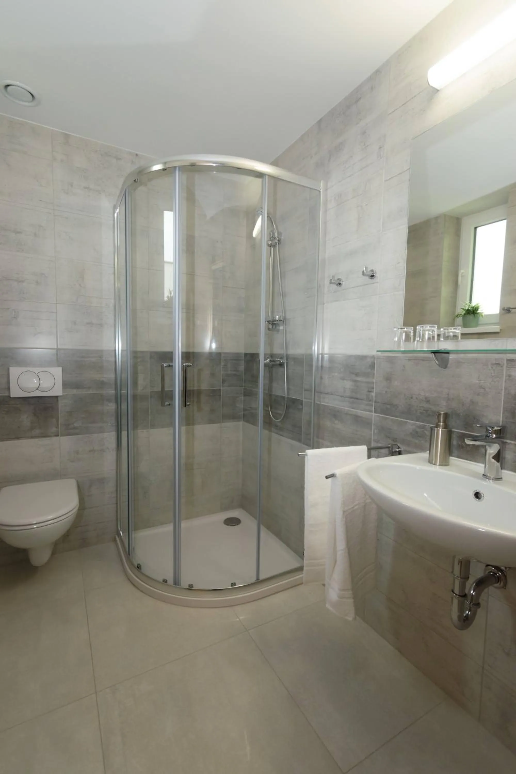 Shower in Solid Gold Garni Hotel
