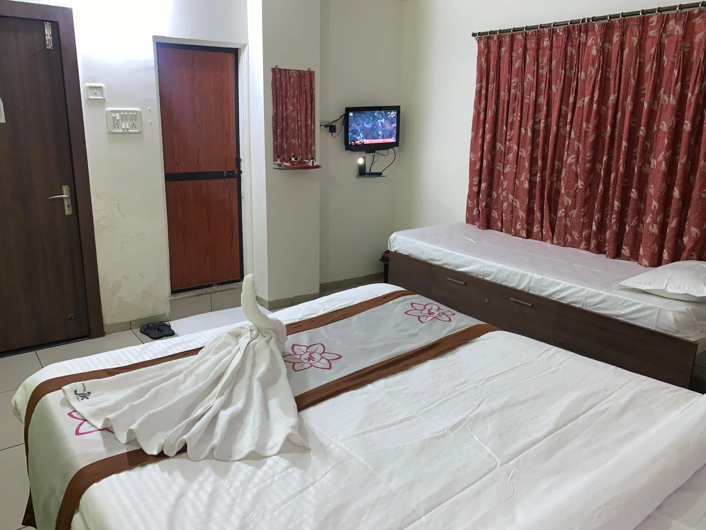 TV and multimedia, Bed in Hotel JK Lions - Koradi, Nagpur
