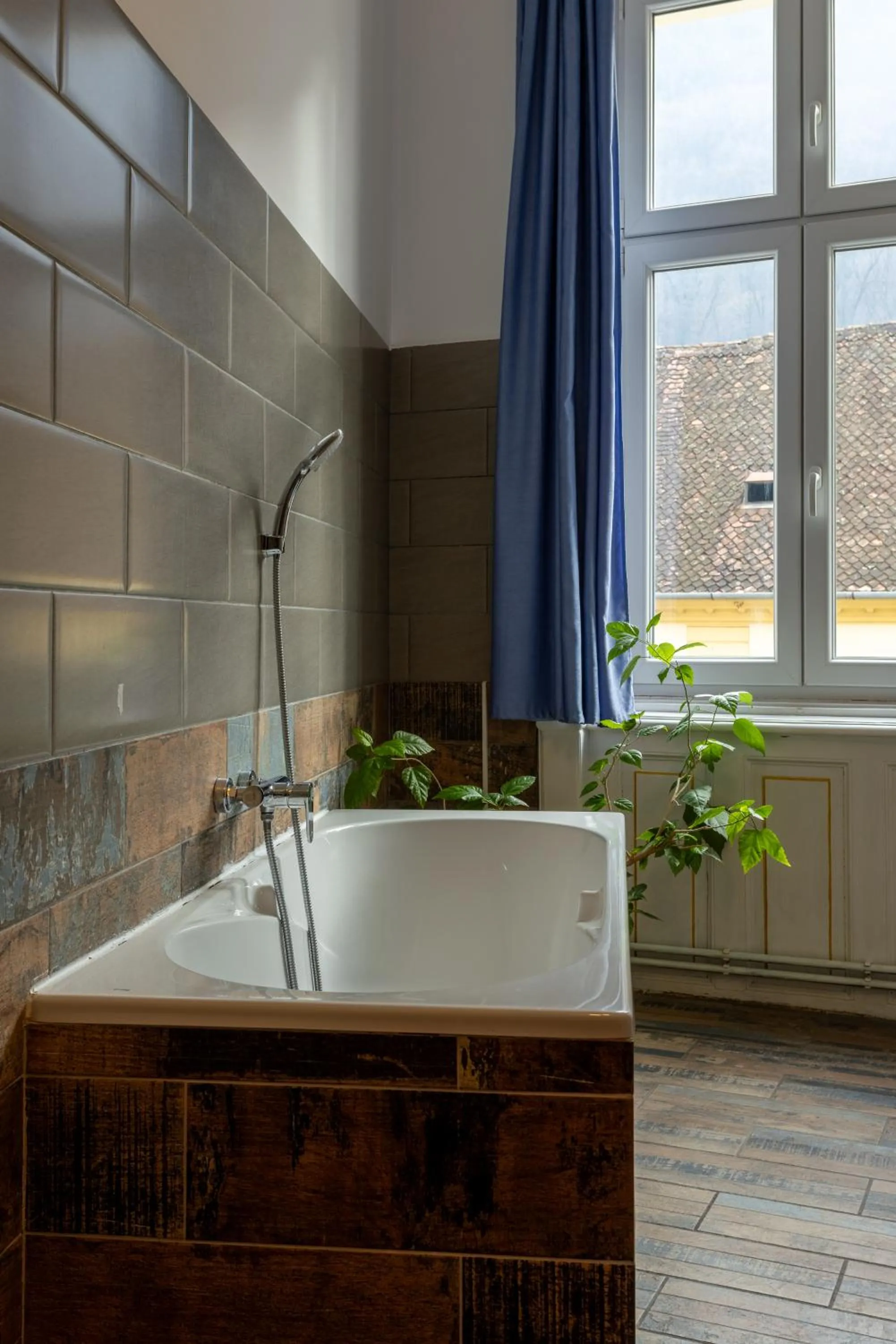 Bath in Casa Balcescu