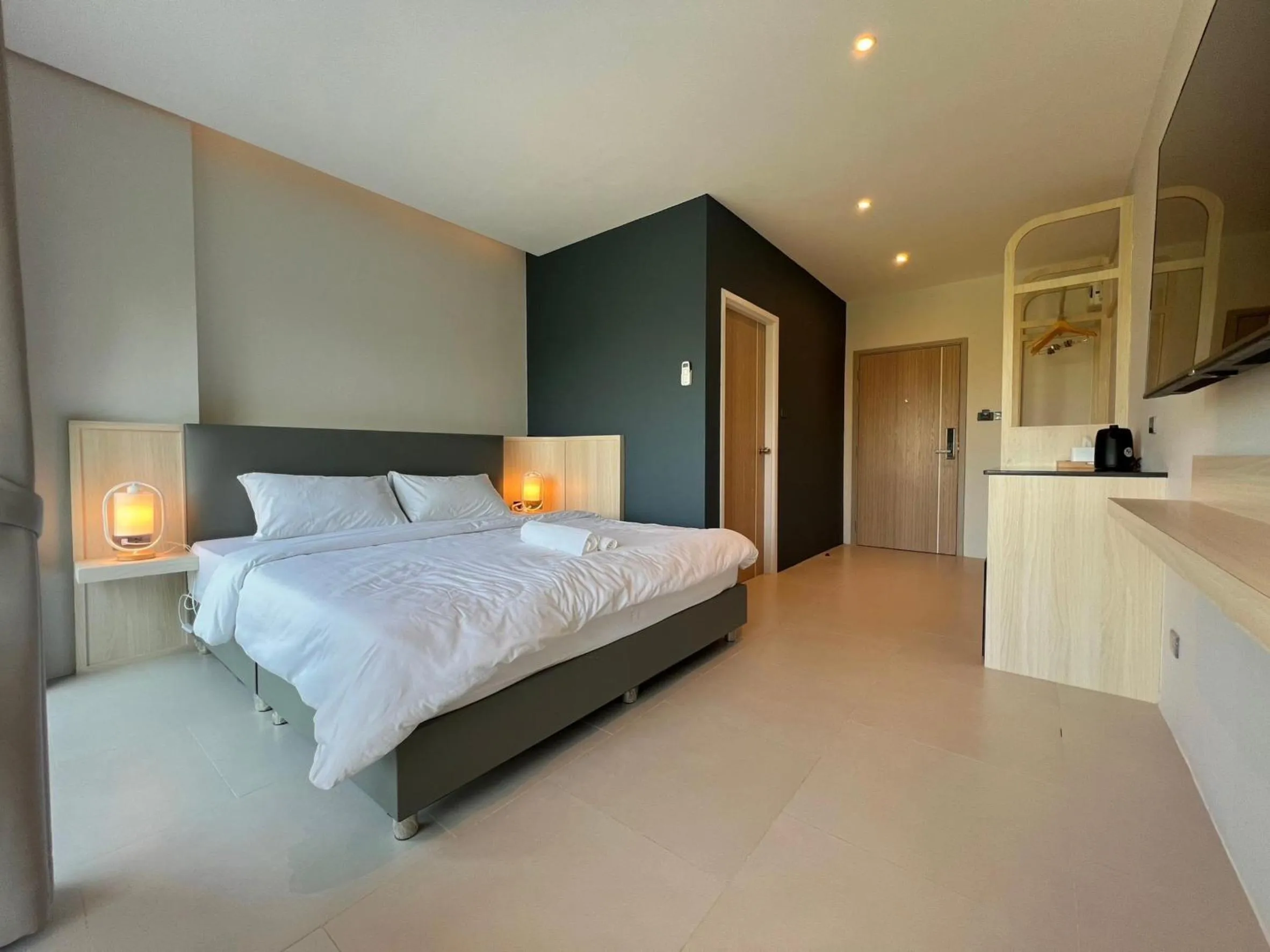 Bed in The Way Hotel Ban Pong