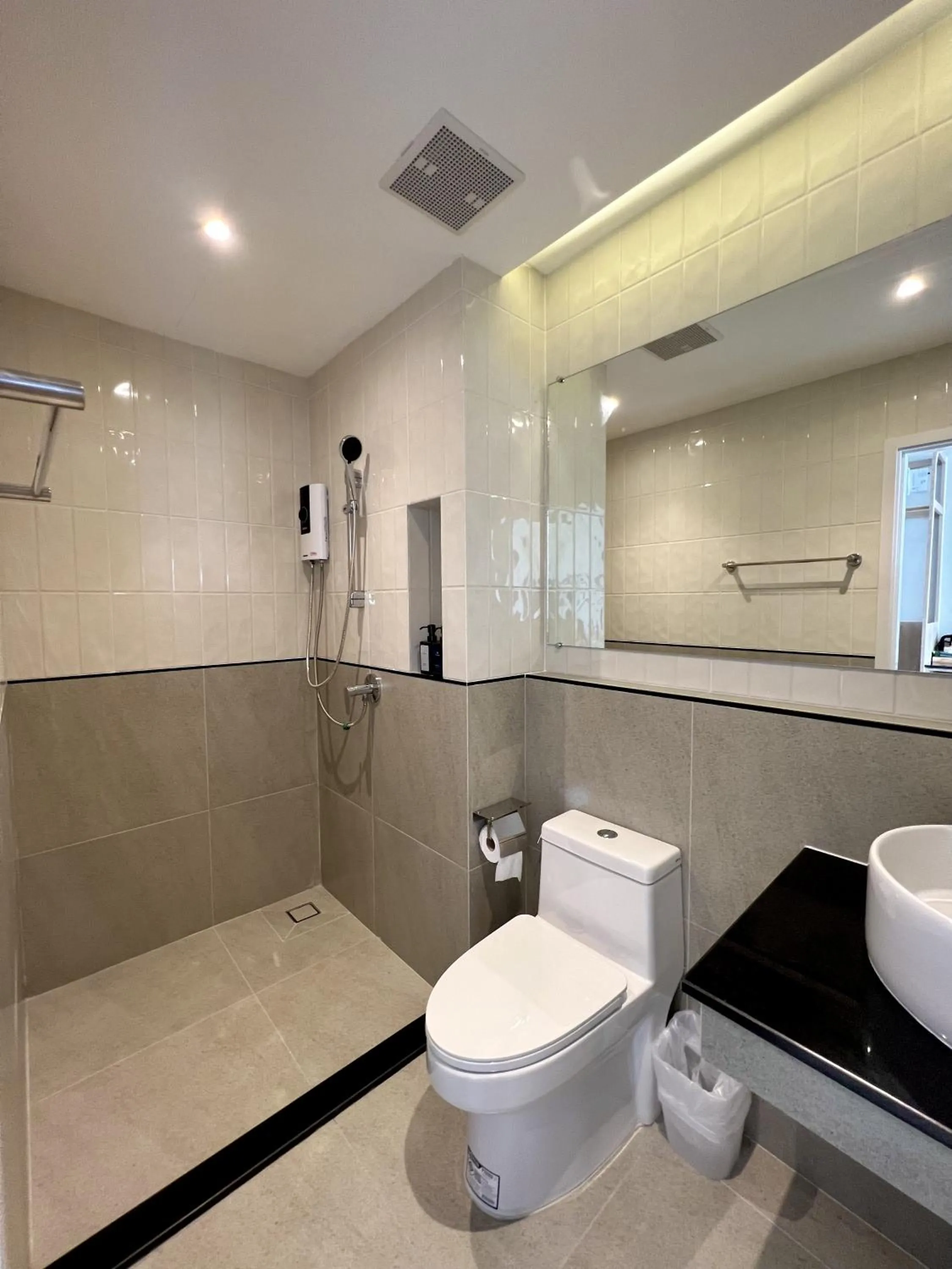 Shower in The Way Hotel Ban Pong