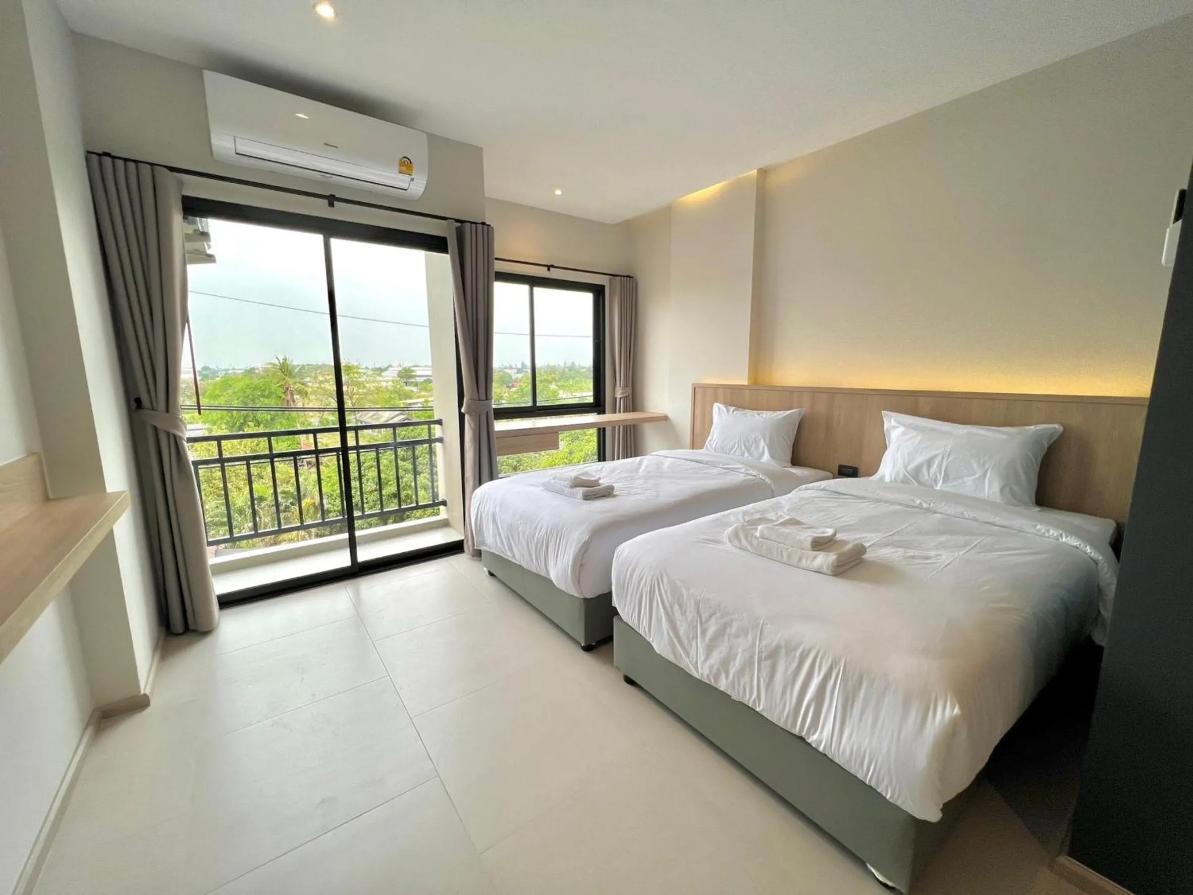 Bed in The Way Hotel Ban Pong